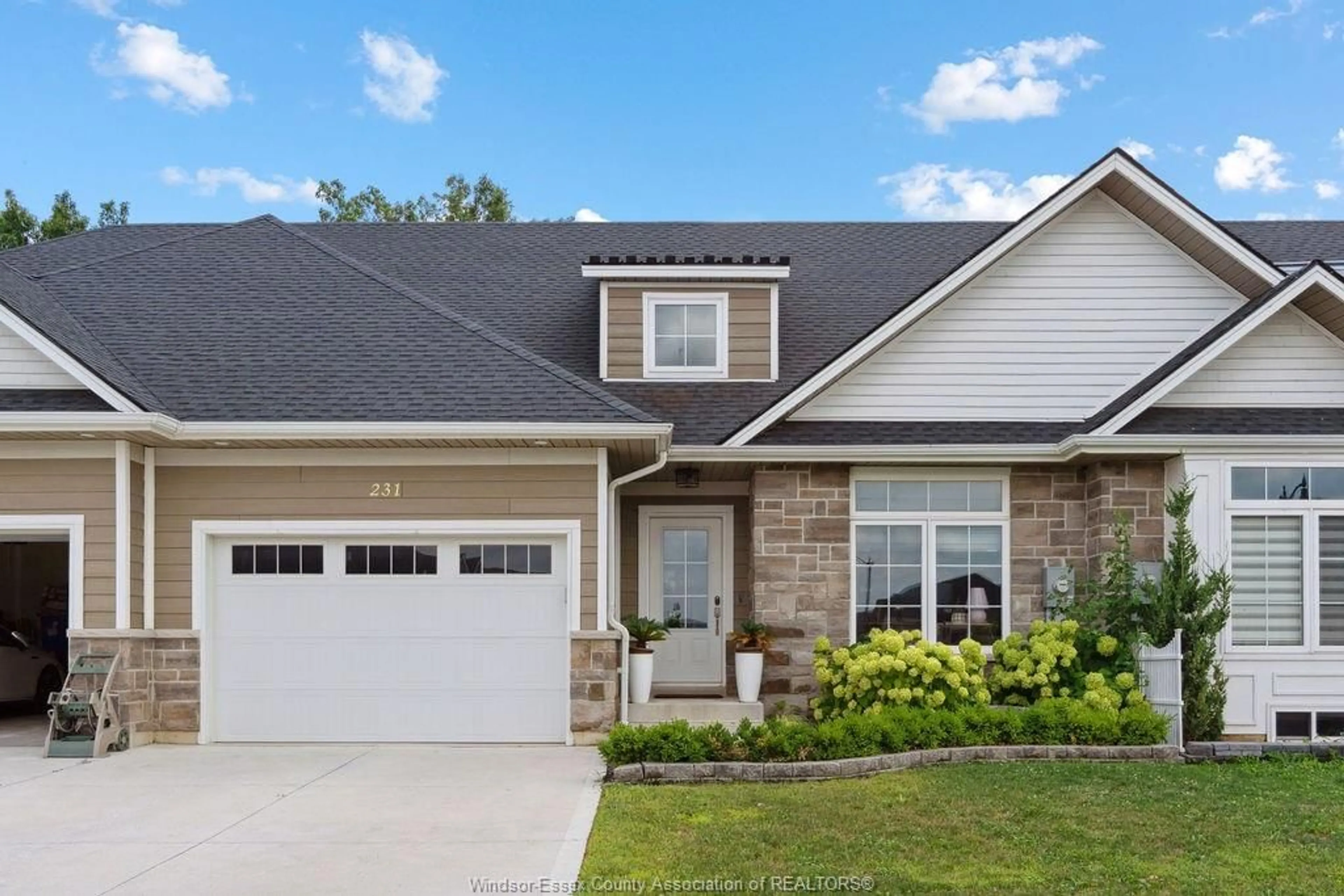 Home with vinyl exterior material, street for 231 LIVINGSTONE, Amherstburg Ontario N9V 0H1