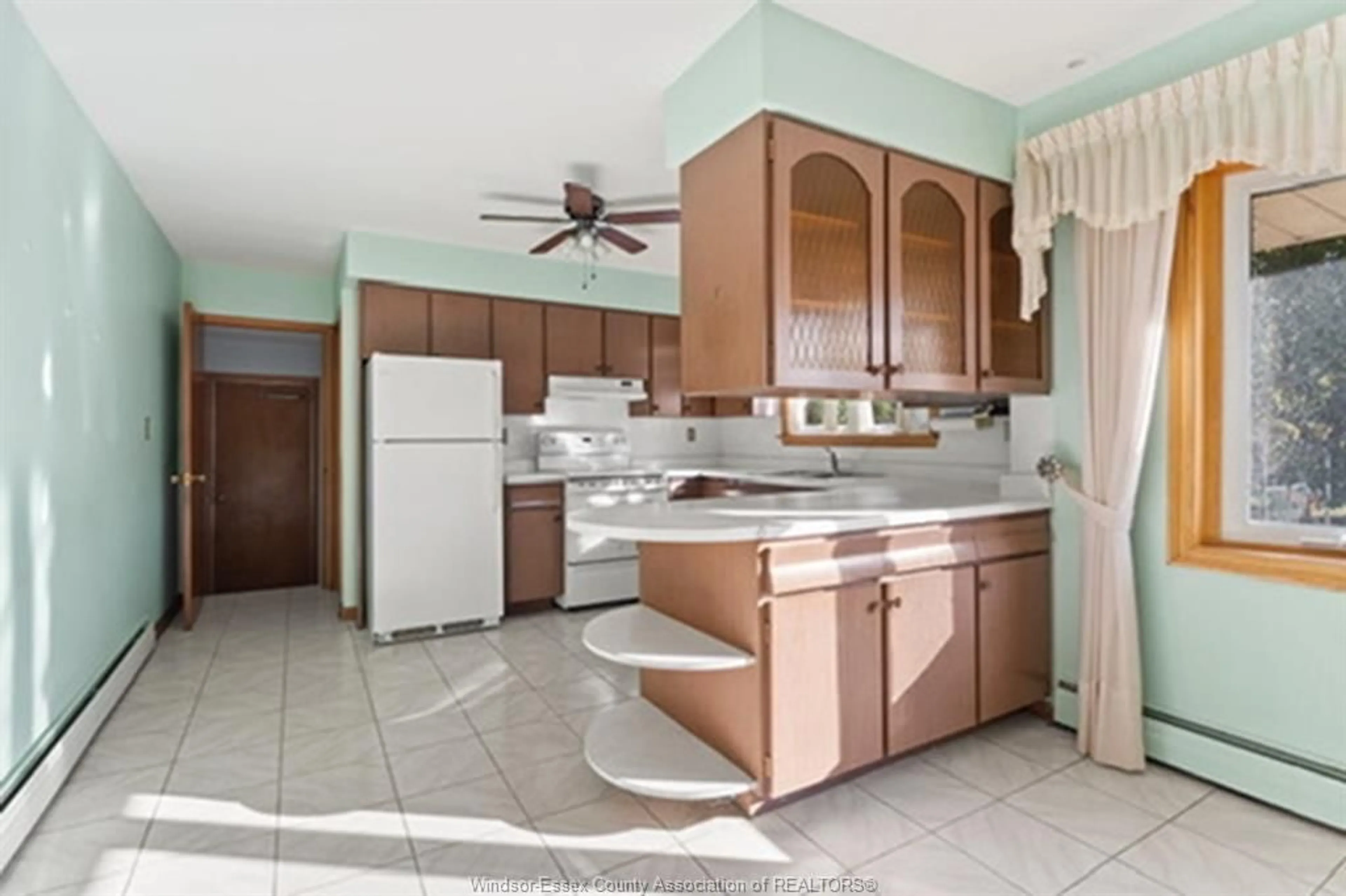 Standard kitchen, ceramic/tile floor for 979 SCOFIELD, Windsor Ontario N9G 1L6