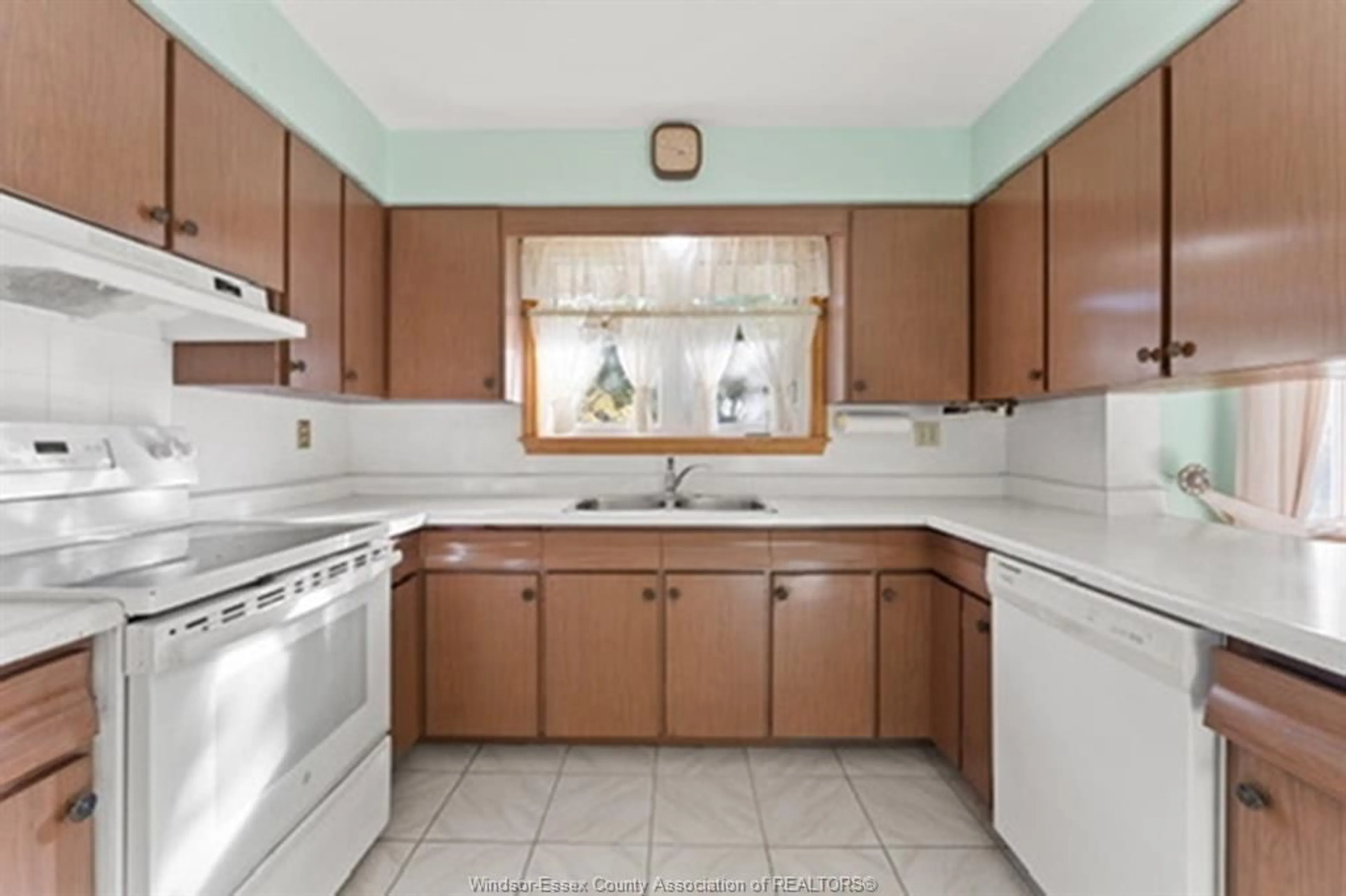Standard kitchen, ceramic/tile floor for 979 SCOFIELD, Windsor Ontario N9G 1L6
