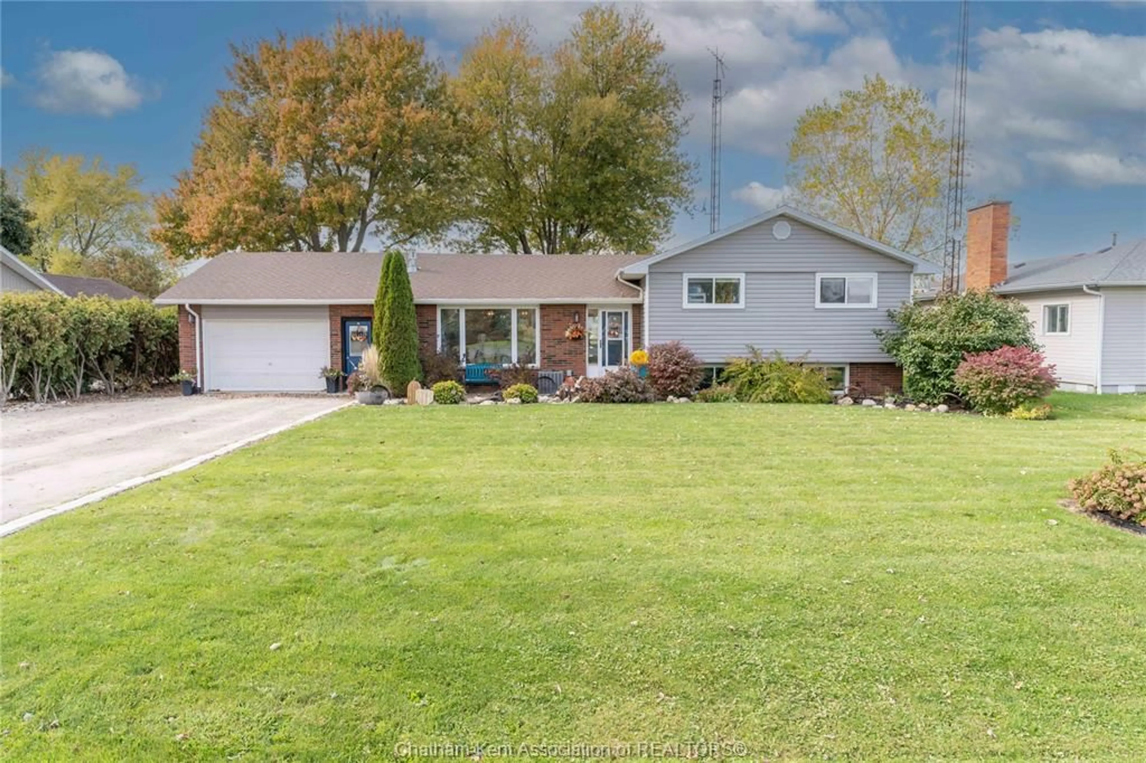 Home with vinyl exterior material, street for 809 77 Hwy, Leamington Ontario N8H 3V8