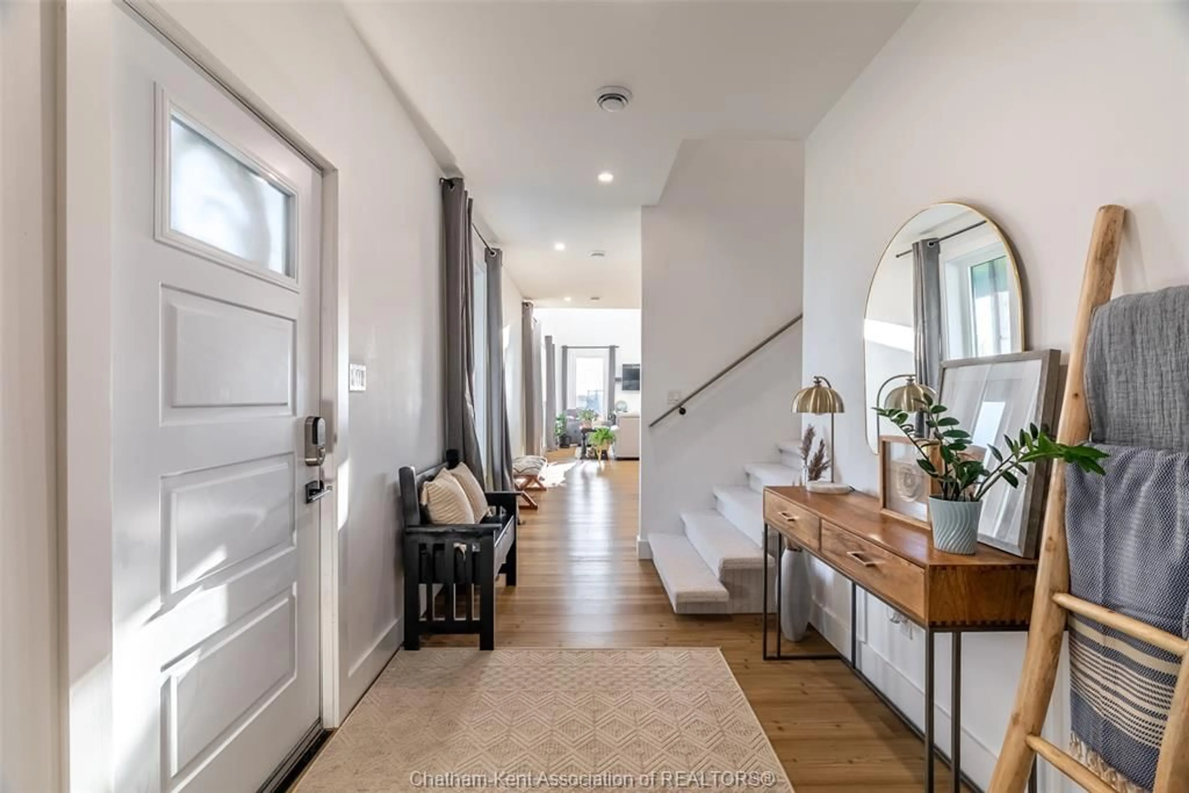 Indoor entryway for 221 Erie St, Merlin Ontario N0P 1W0