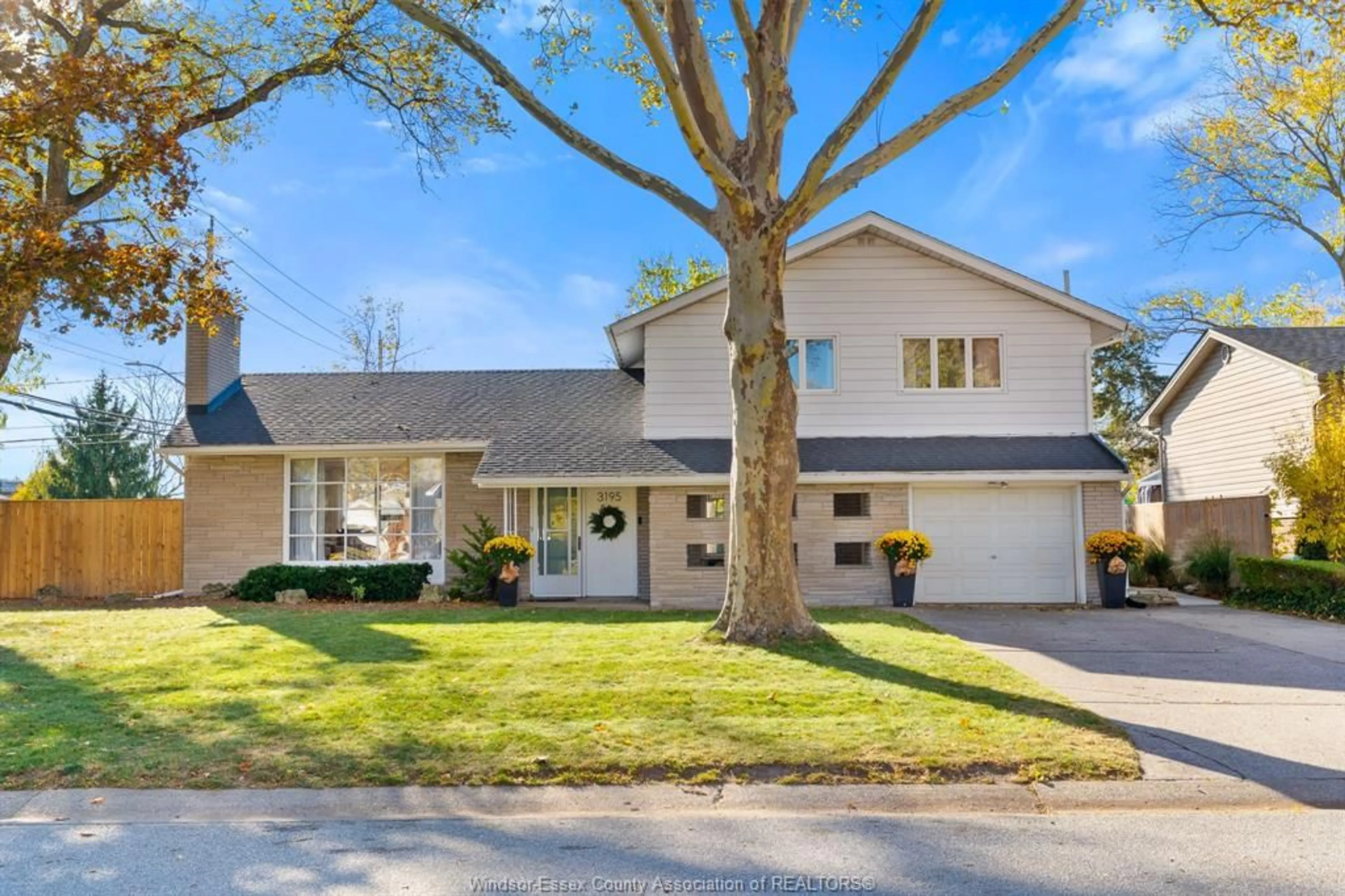 Home with vinyl exterior material, street for 3195 Askin, Windsor Ontario N9E 3J4