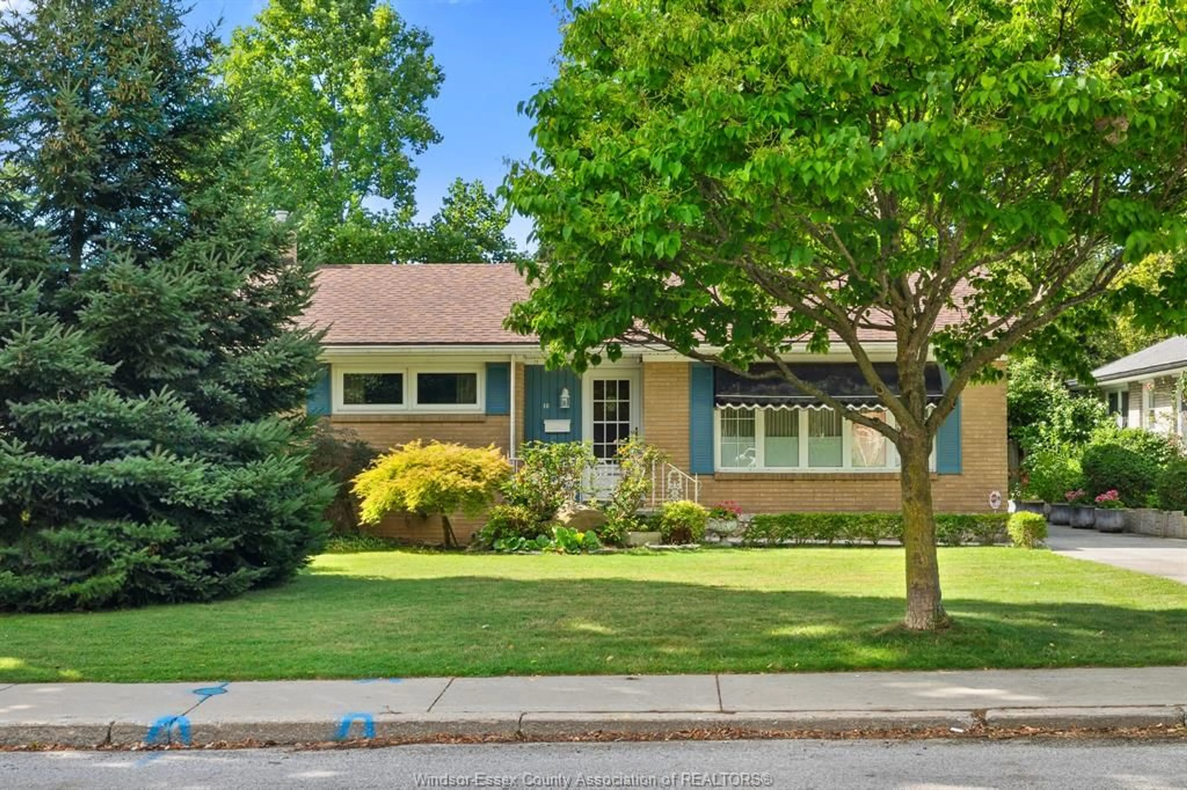 Home with vinyl exterior material, street for 10 Alderton St, Leamington Ontario N8H 2G8