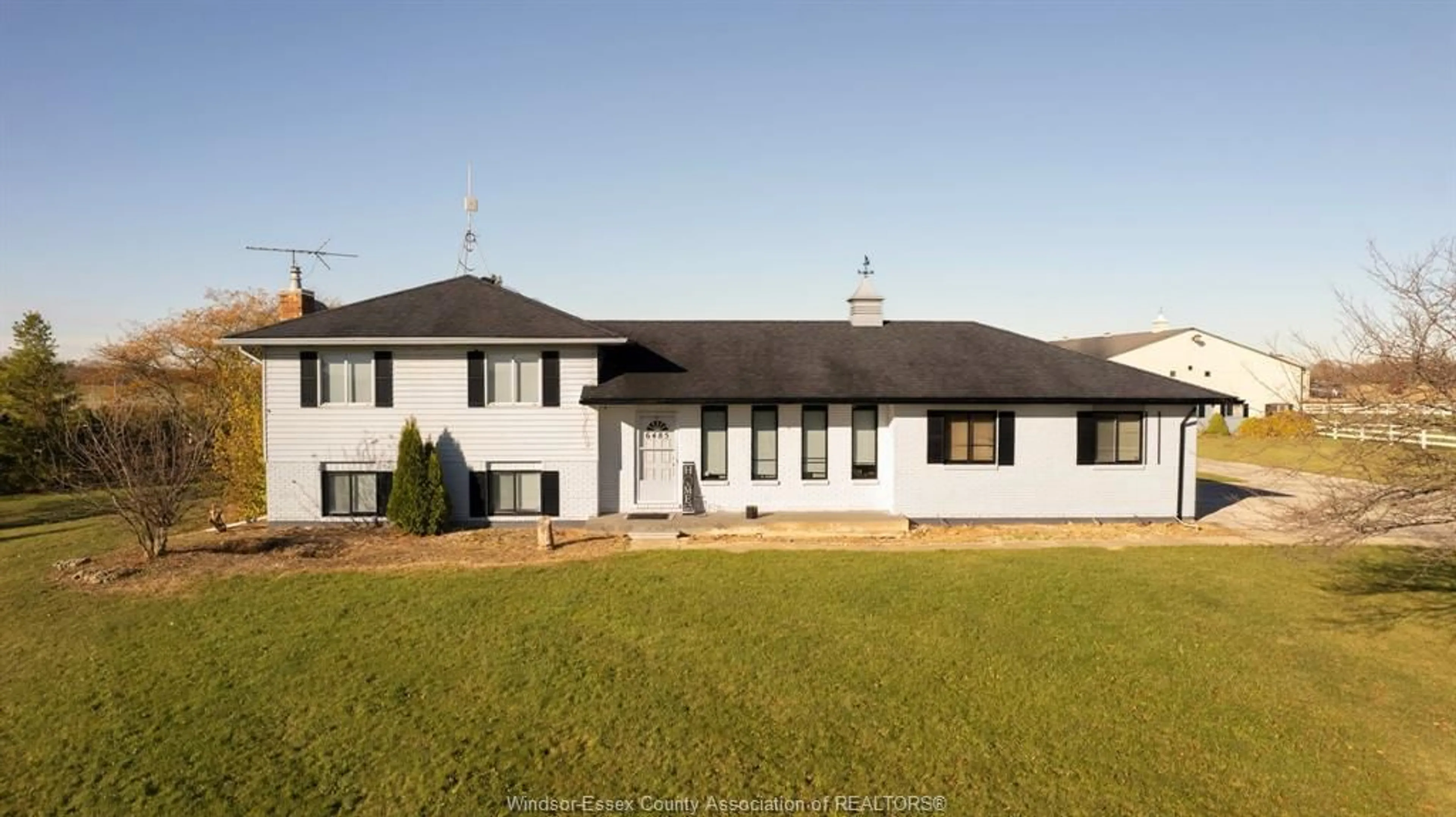 Home with vinyl exterior material, building for 6485 CONCESSION 8, Tecumseh Ontario N0R 1L0