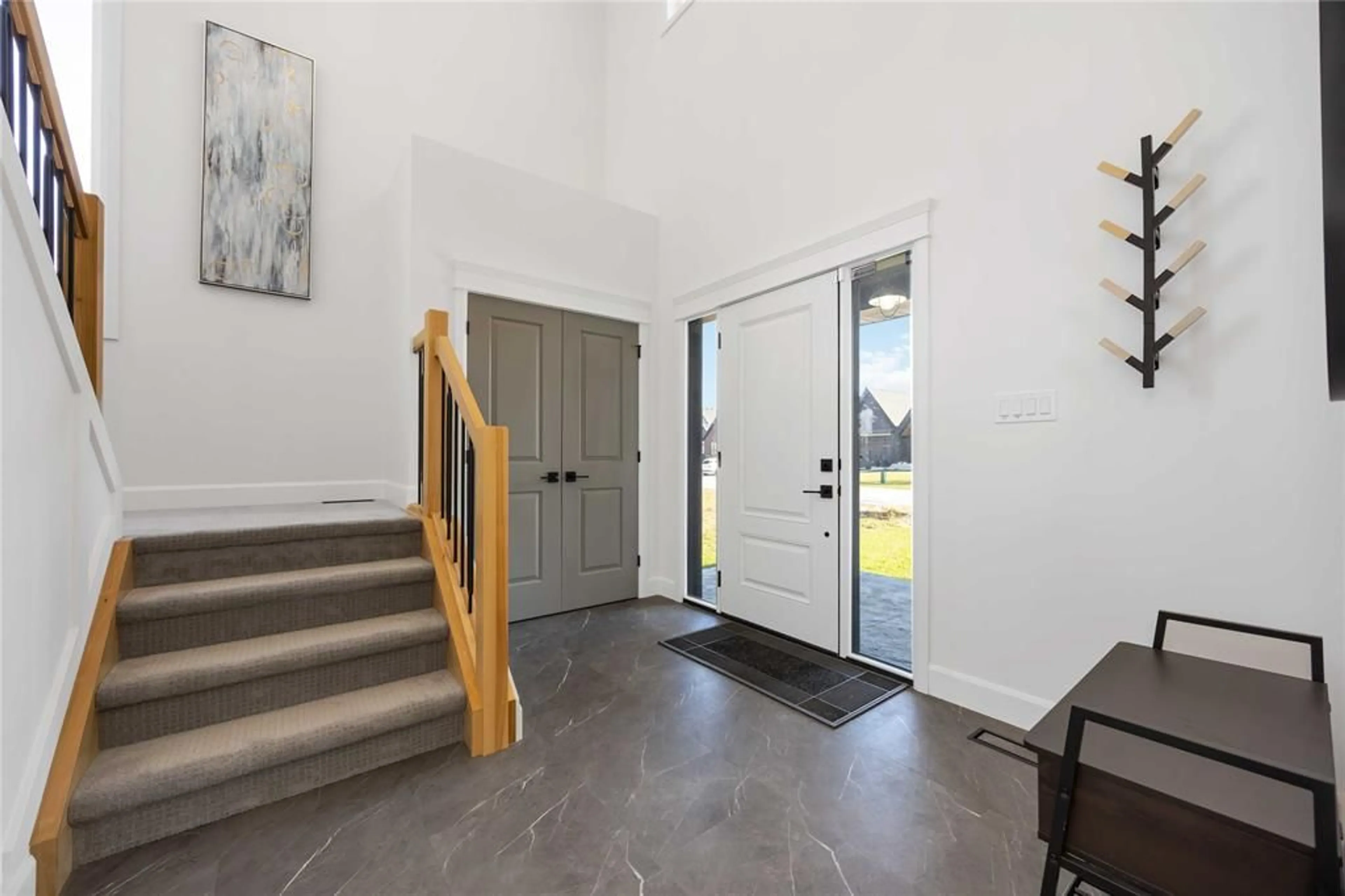 Indoor entryway for 7007 BLUE COAST Hts, Plympton-Wyoming Ontario N0N 1E0