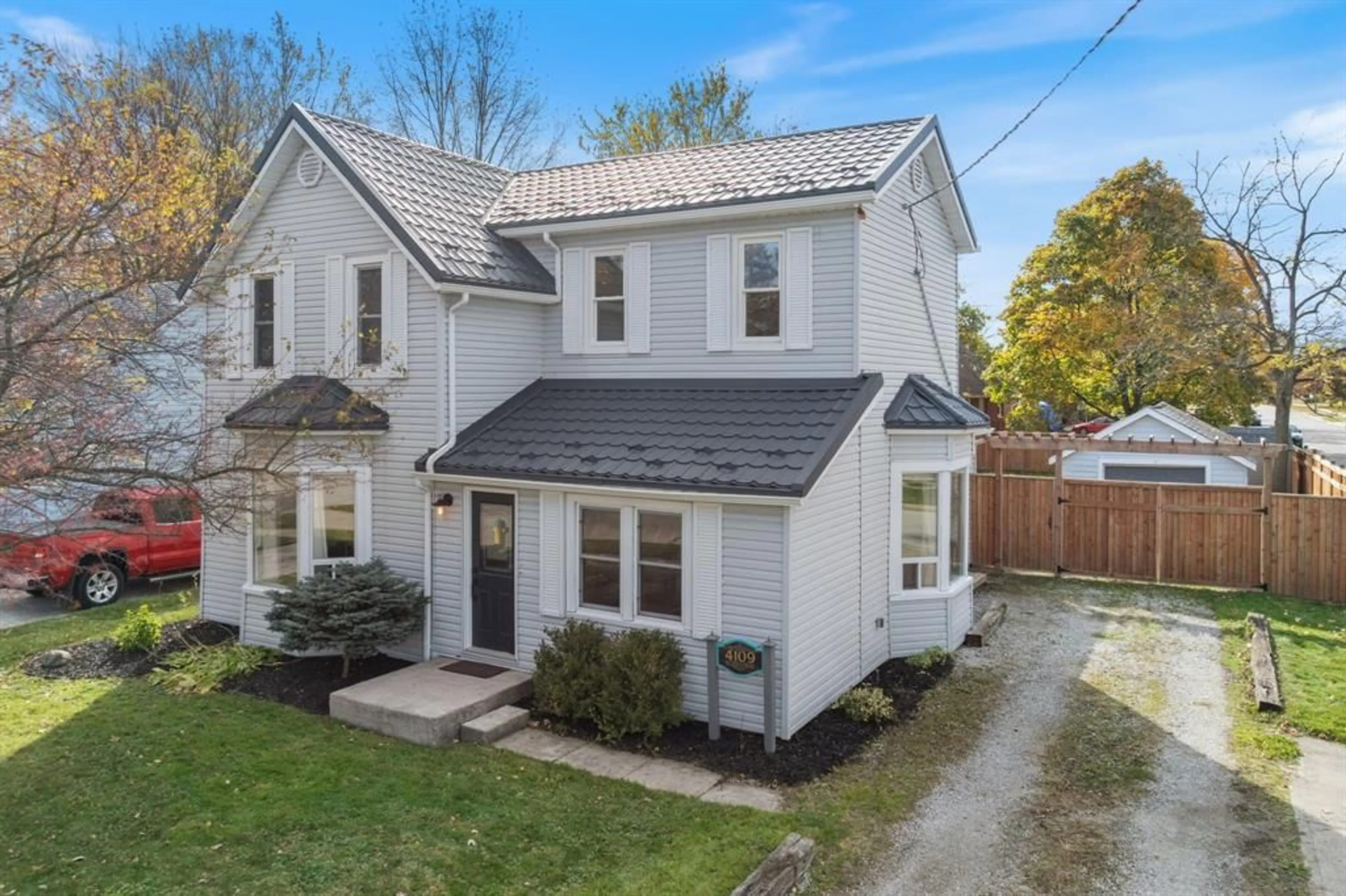 A pic from outside/outdoor area/front of a property/back of a property/a pic from drone, street for 4109 Glenview Ave, Petrolia Ontario N0N 1R0