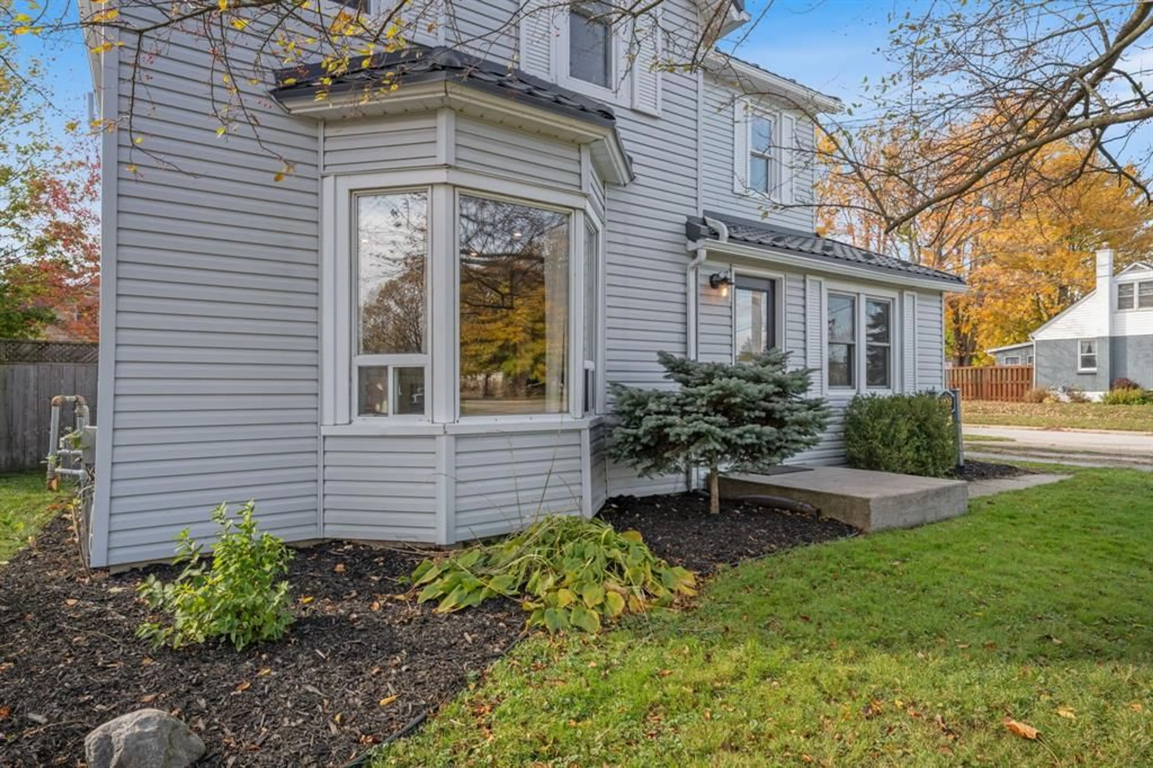 Home with vinyl exterior material, street for 4109 Glenview Ave, Petrolia Ontario N0N 1R0