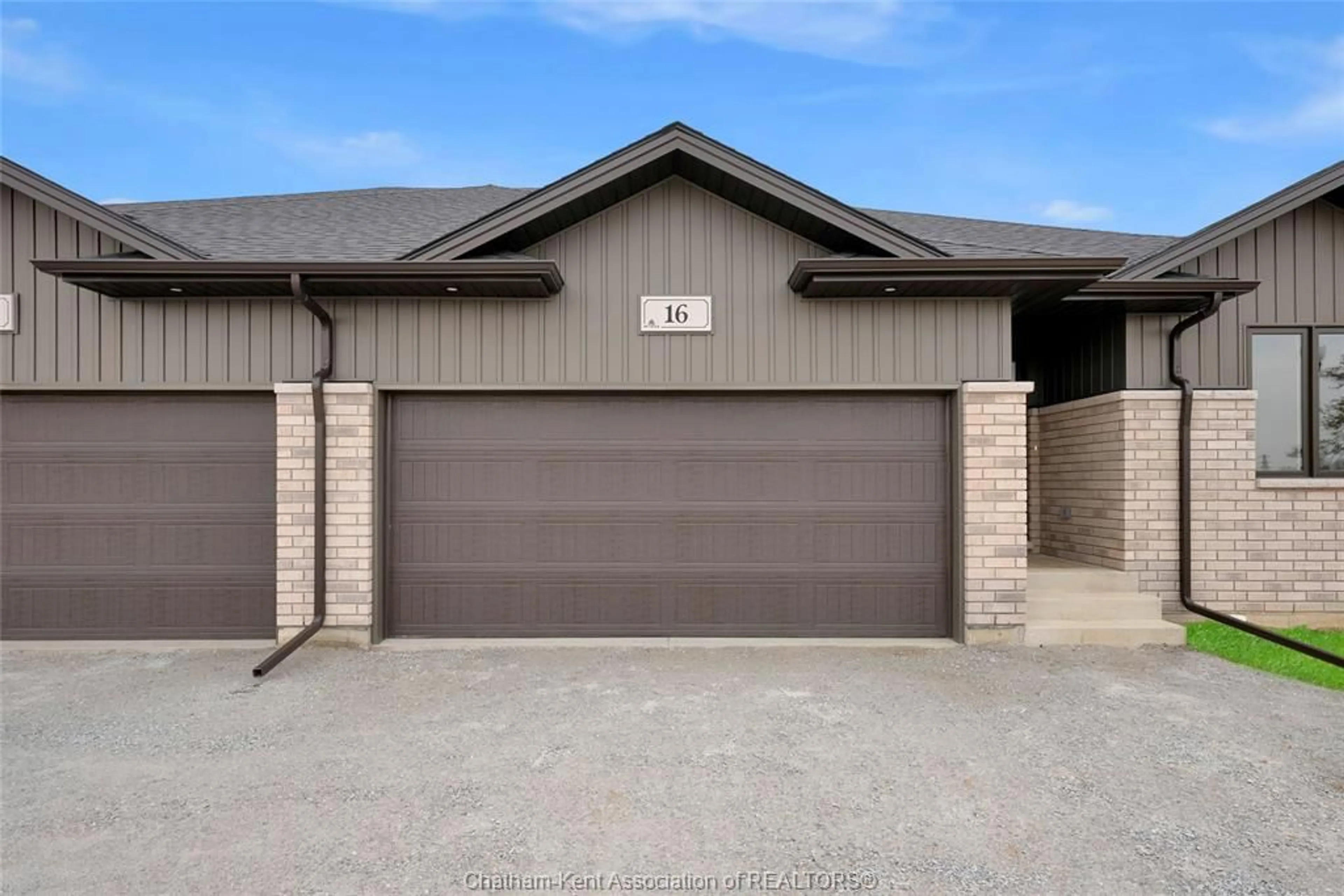 Indoor garage for 8 Cornerstone Pl, Chatham Ontario N7M 0V8