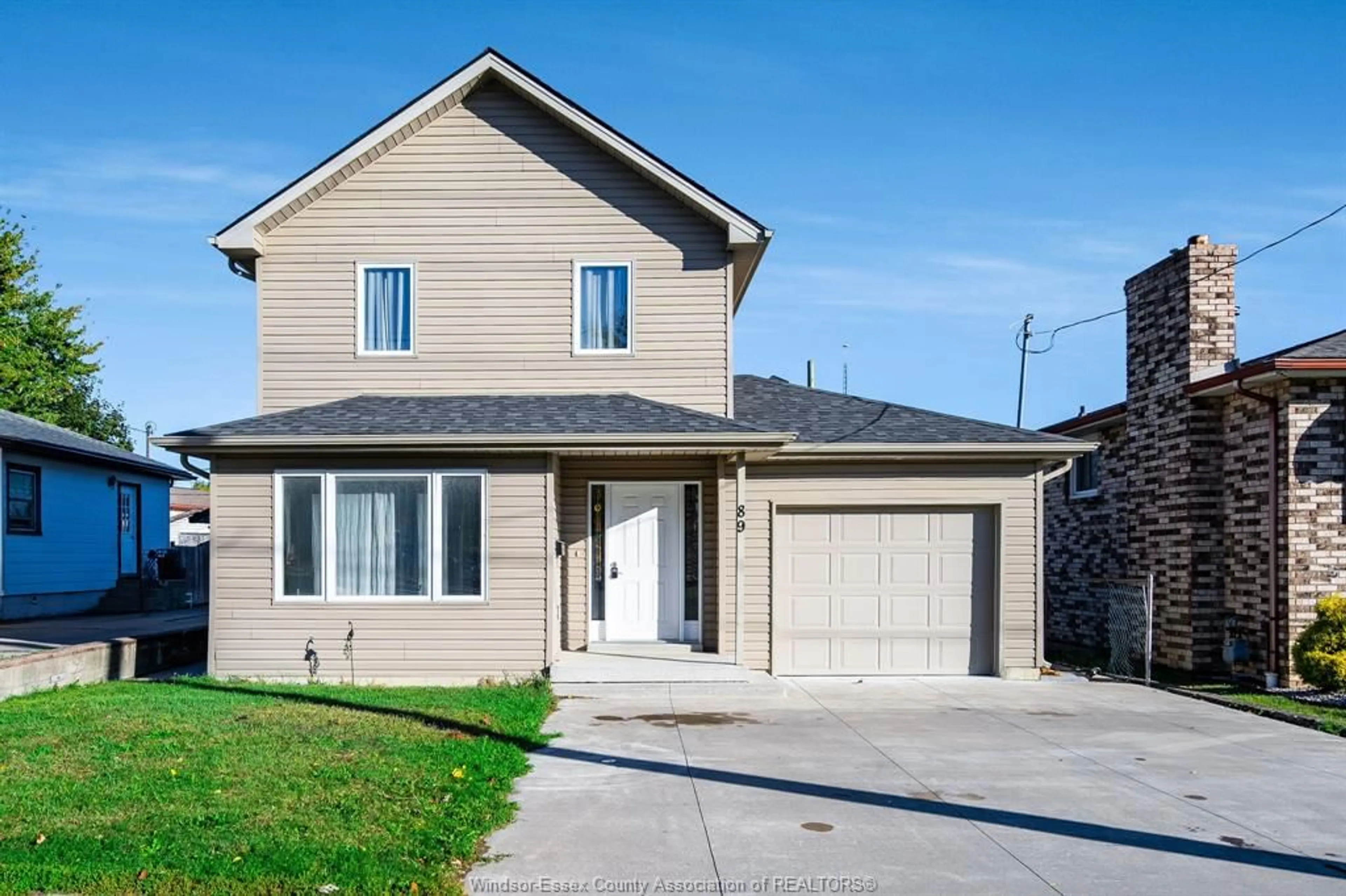 Home with vinyl exterior material, street for 89 OAK St, Leamington Ontario N9H 2C7