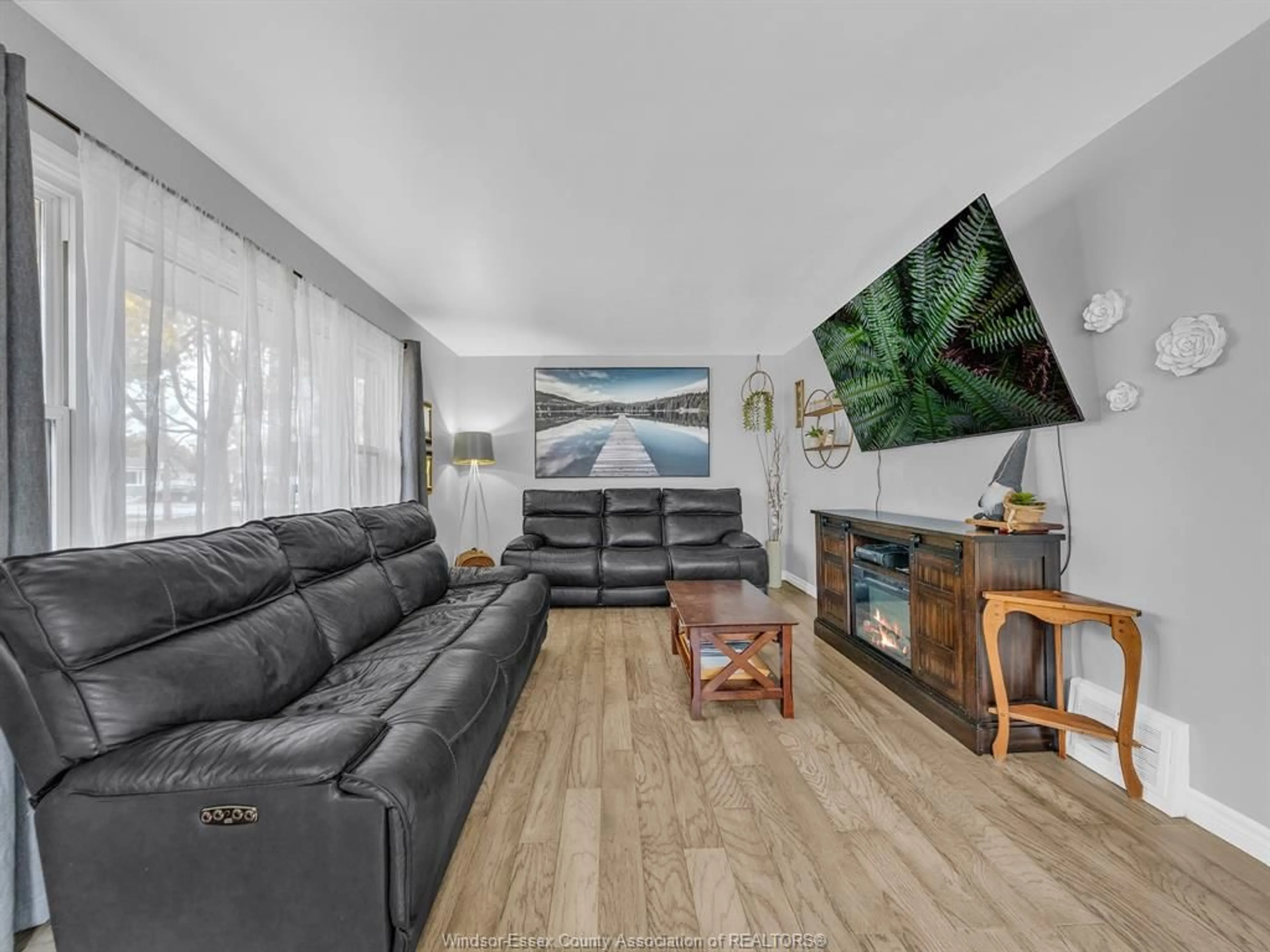 Living room with furniture, wood/laminate floor for 994 HOMEDALE Blvd, Windsor Ontario N8S 2T2