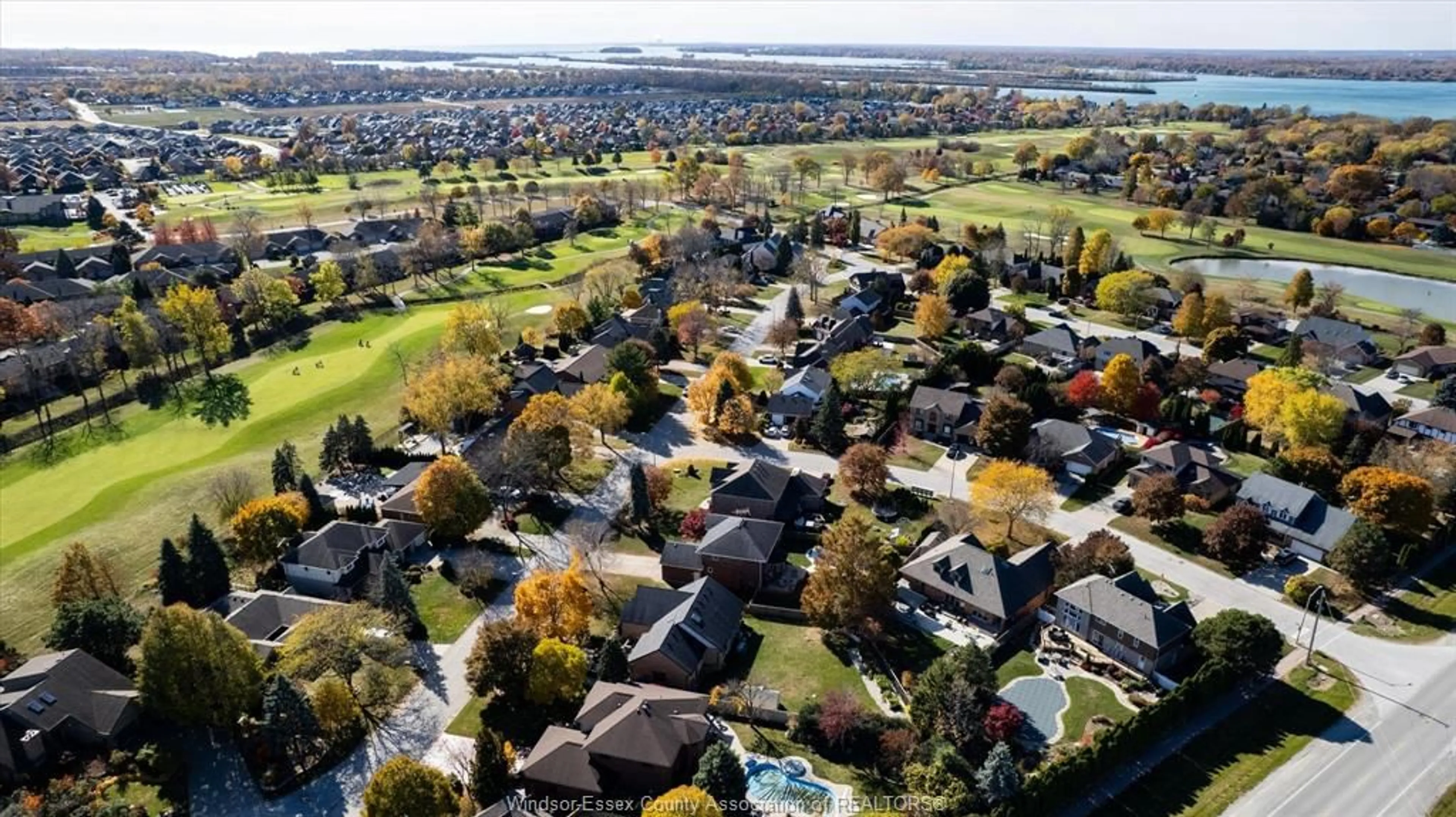 A pic from outside/outdoor area/front of a property/back of a property/a pic from drone, unknown for 238 TURNER Cres, Amherstburg Ontario N9V 3T3