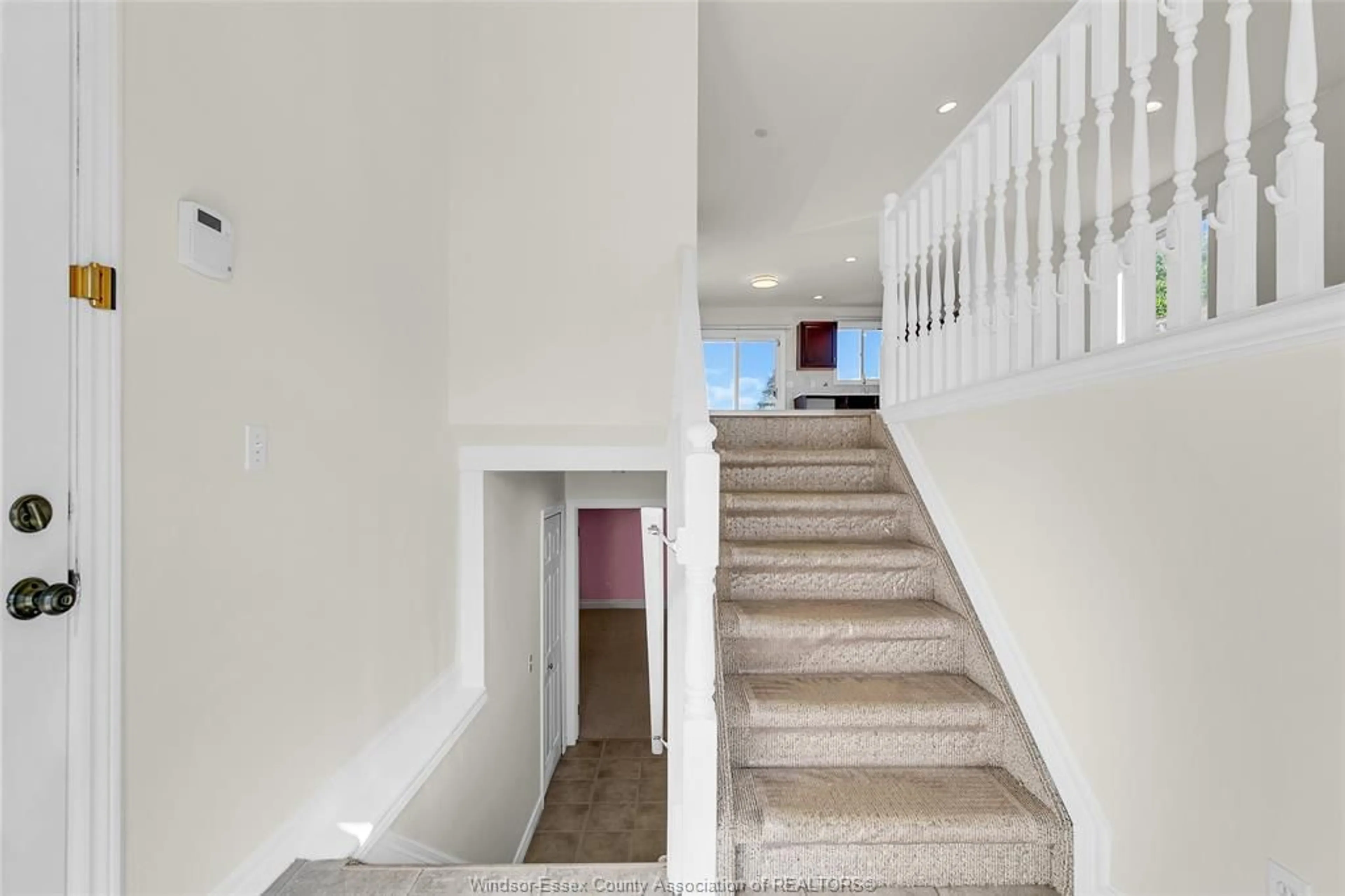 Indoor foyer for 2210 RANDOLPH Ave, Windsor Ontario N9B 3V9