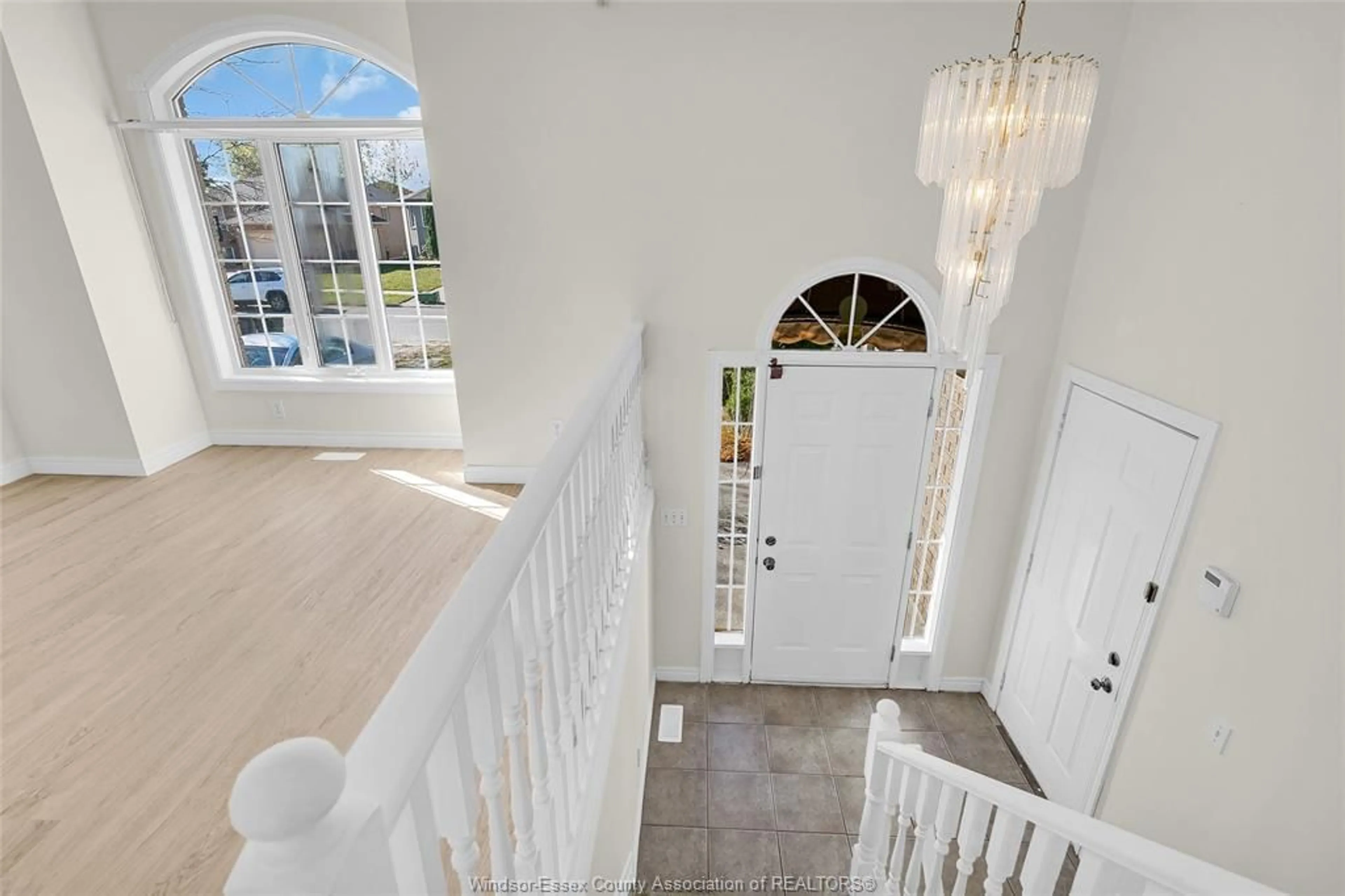 Indoor foyer for 2210 RANDOLPH Ave, Windsor Ontario N9B 3V9