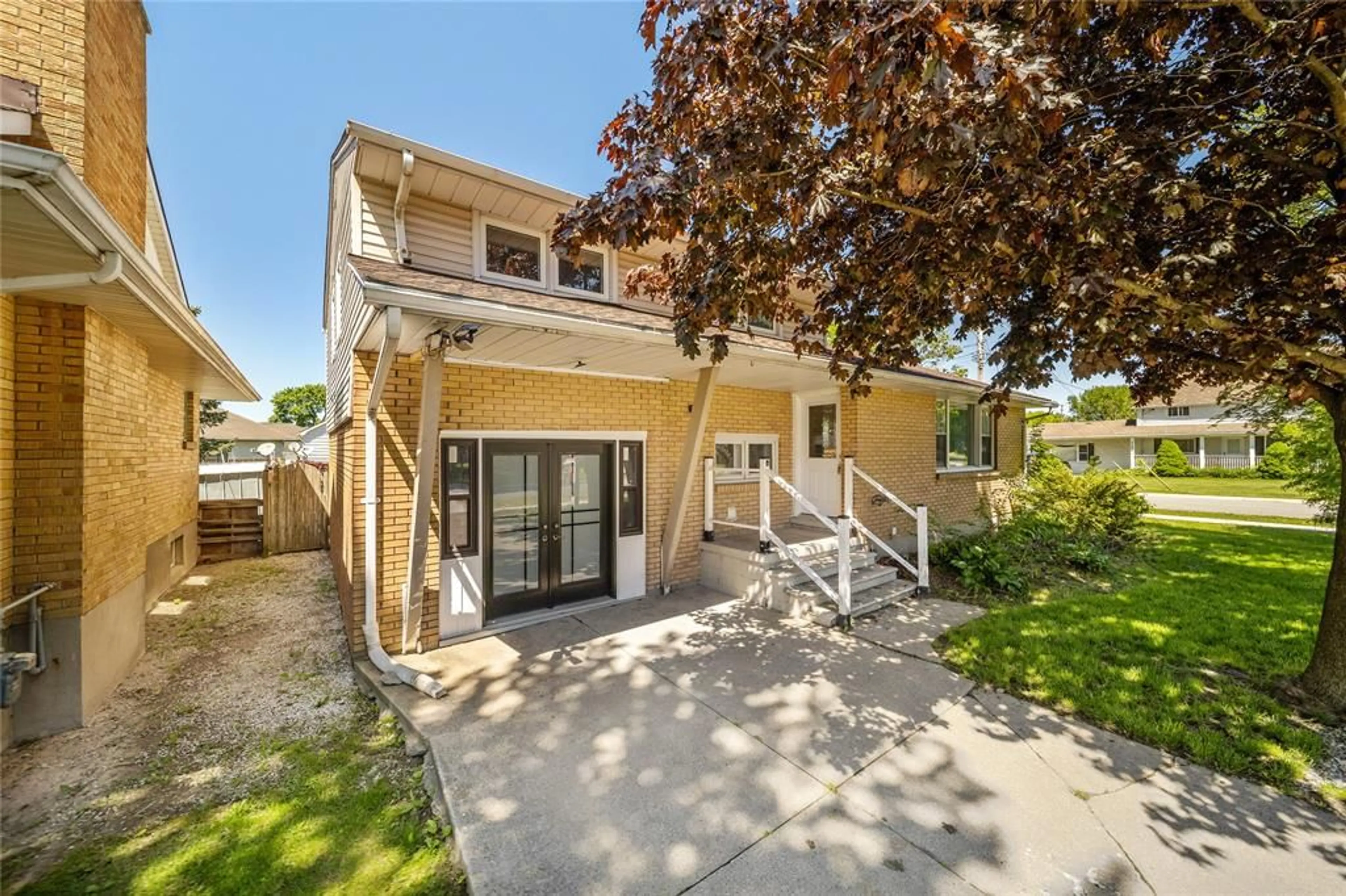 A pic from outside/outdoor area/front of a property/back of a property/a pic from drone, street for 212 CAMERON St, St Clair Ontario N0N 1G0