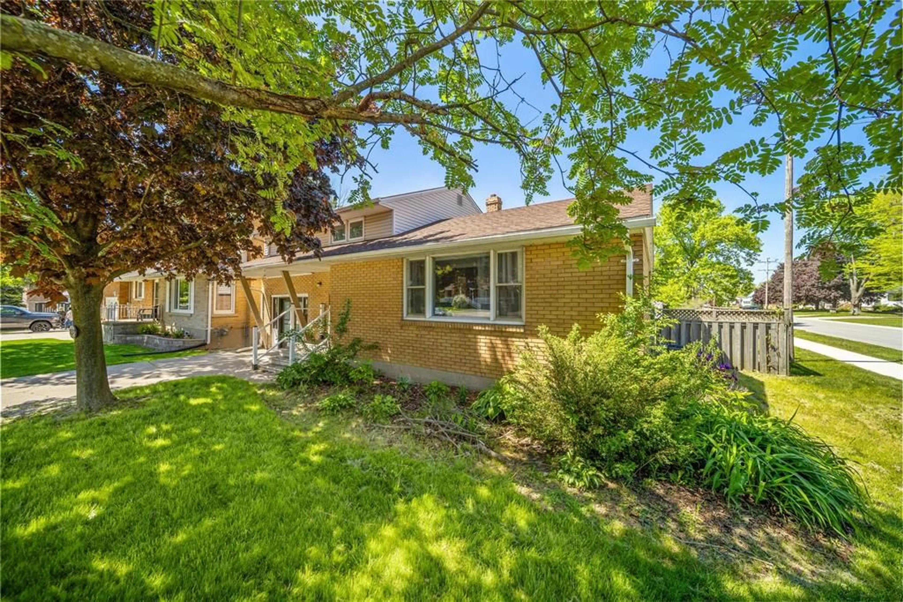 Patio, street for 212 CAMERON St, St Clair Ontario N0N 1G0