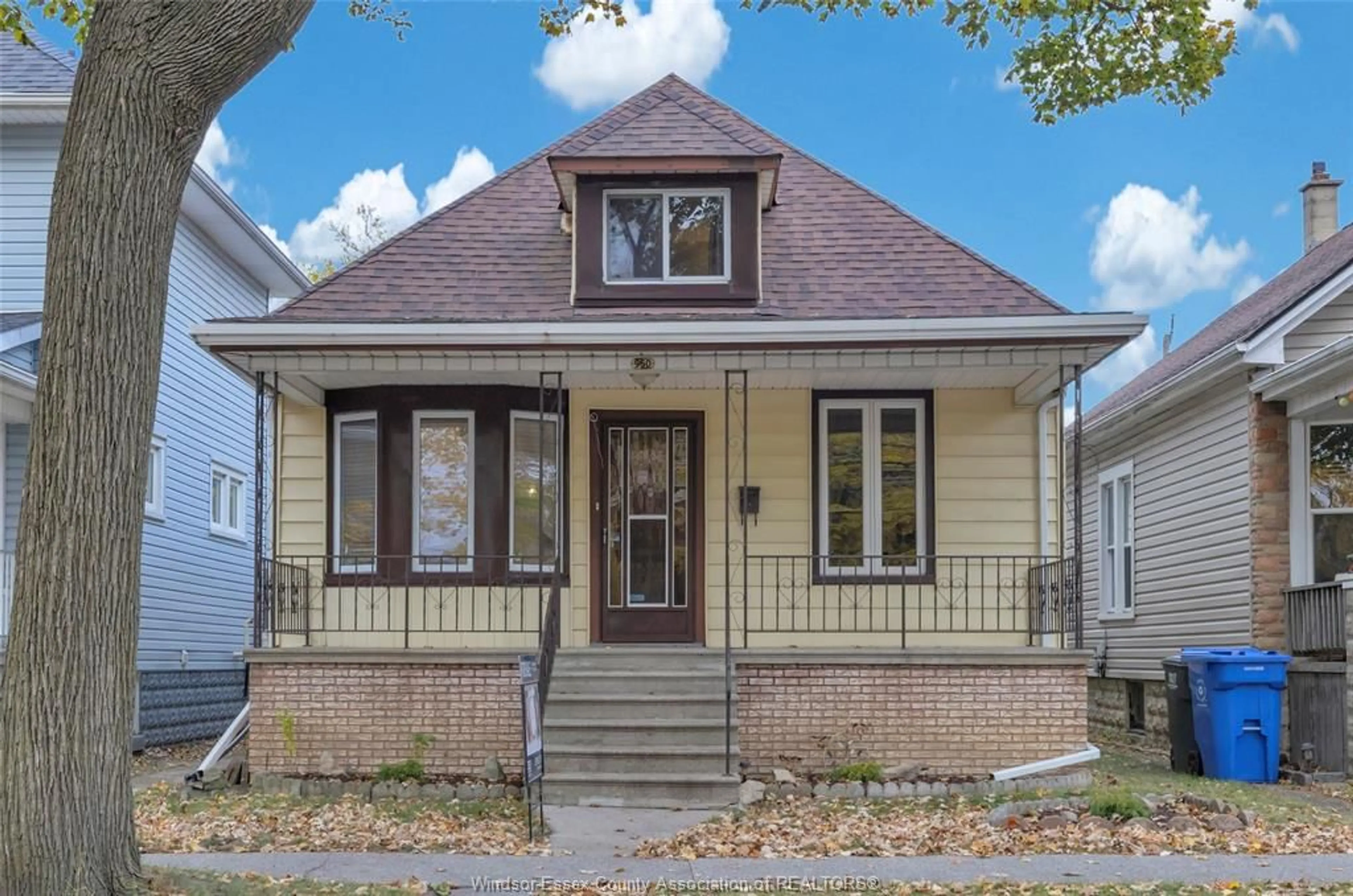 Home with brick exterior material, street for 960 LINCOLN, Windsor Ontario N8Y 2H2