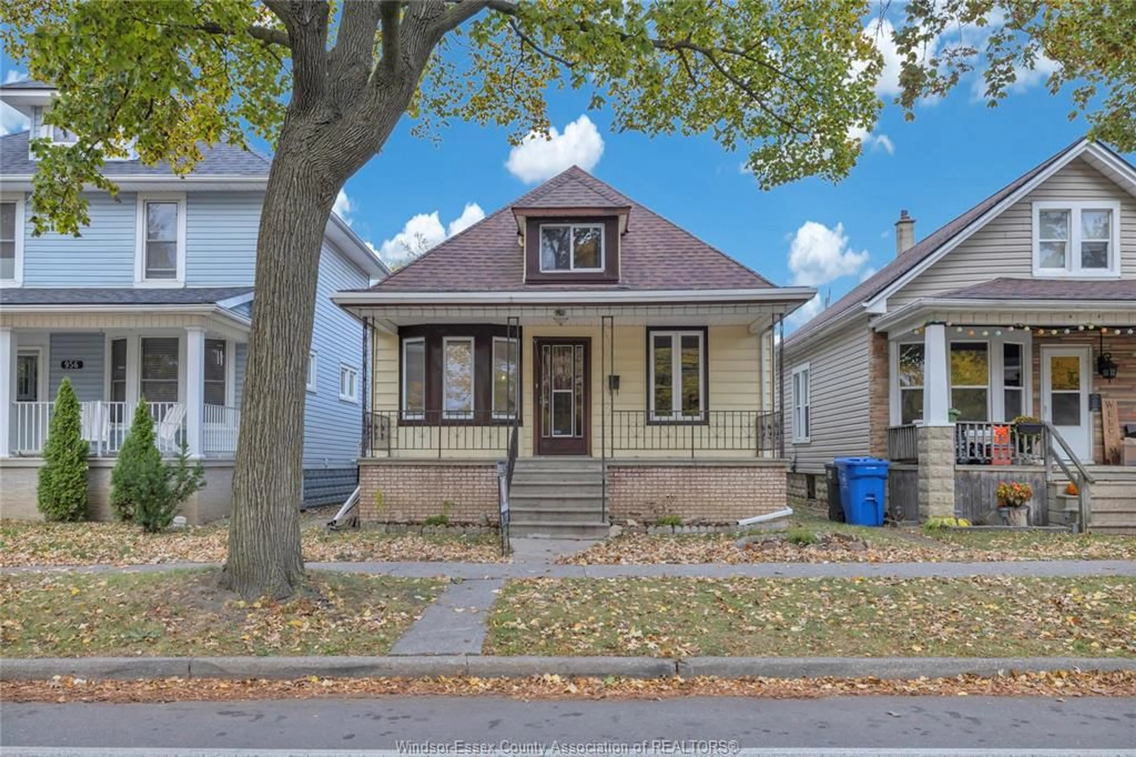 Home with brick exterior material, street for 960 LINCOLN, Windsor Ontario N8Y 2H2