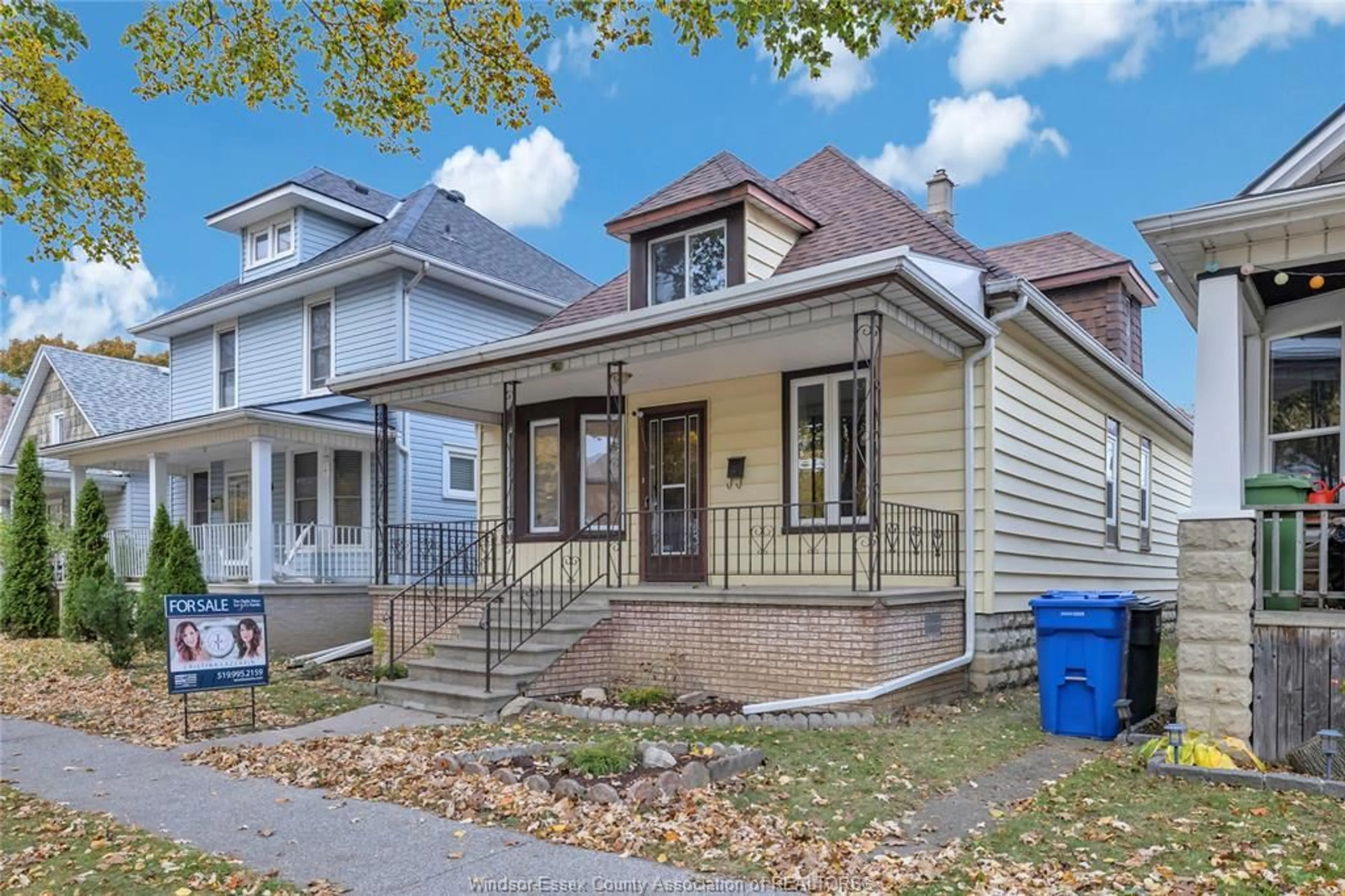 Home with brick exterior material, street for 960 LINCOLN, Windsor Ontario N8Y 2H2