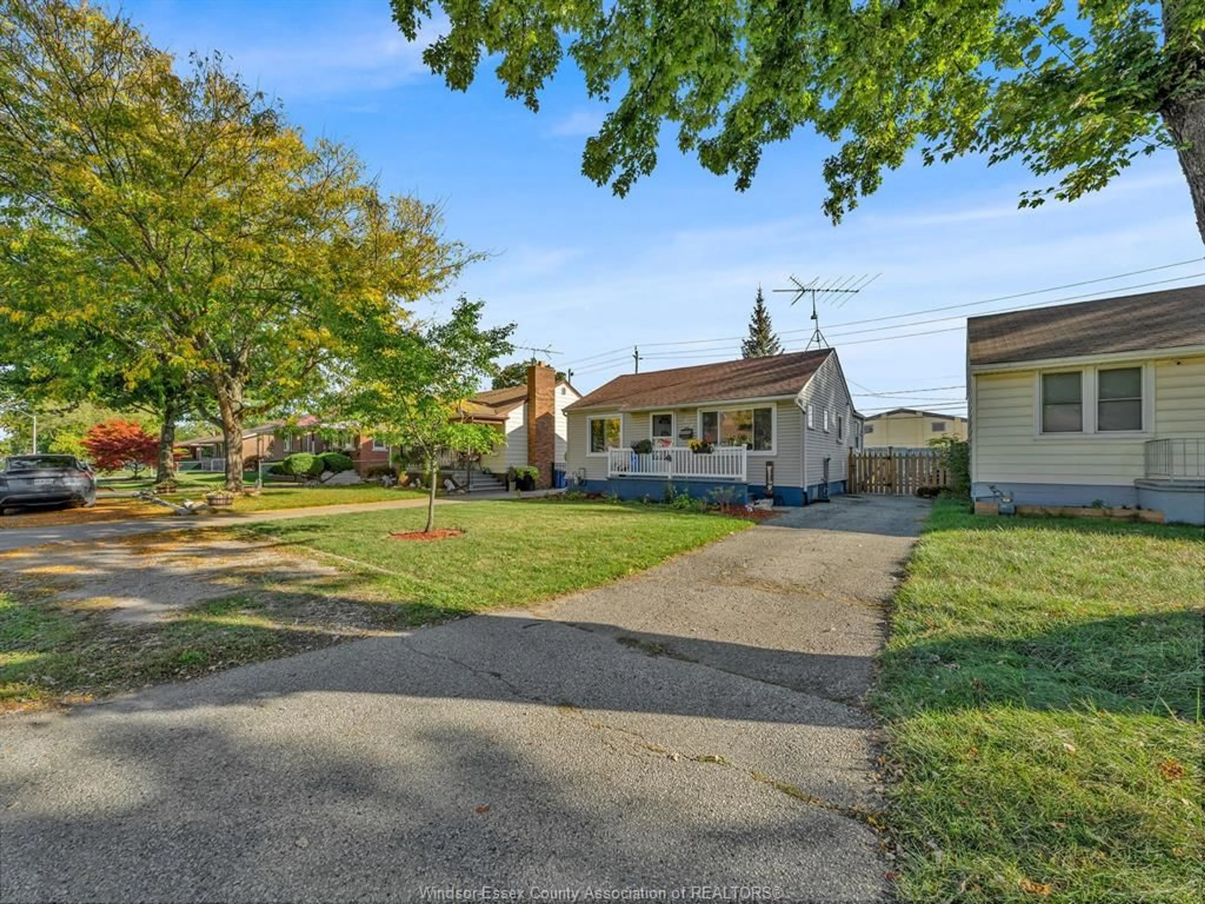 A pic from outside/outdoor area/front of a property/back of a property/a pic from drone, street for 2436 MELDRUM Rd, Windsor Ontario N8W 4E8