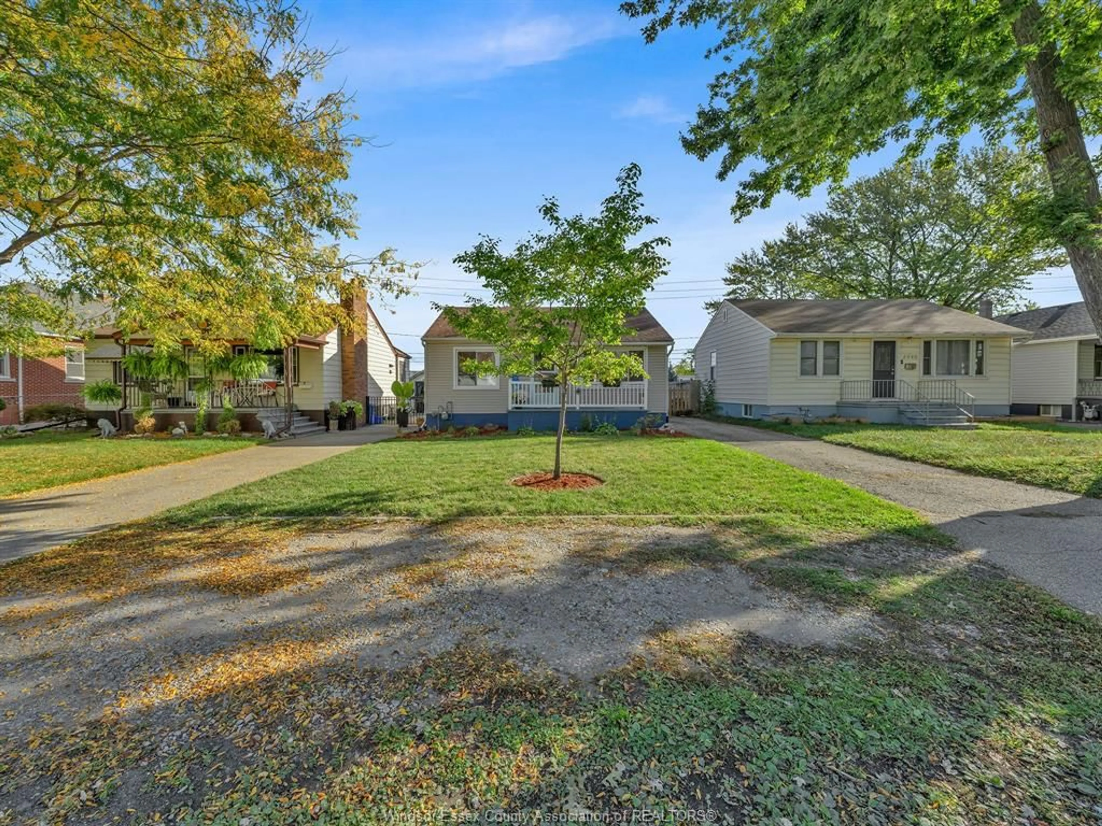 A pic from outside/outdoor area/front of a property/back of a property/a pic from drone, street for 2436 MELDRUM Rd, Windsor Ontario N8W 4E8