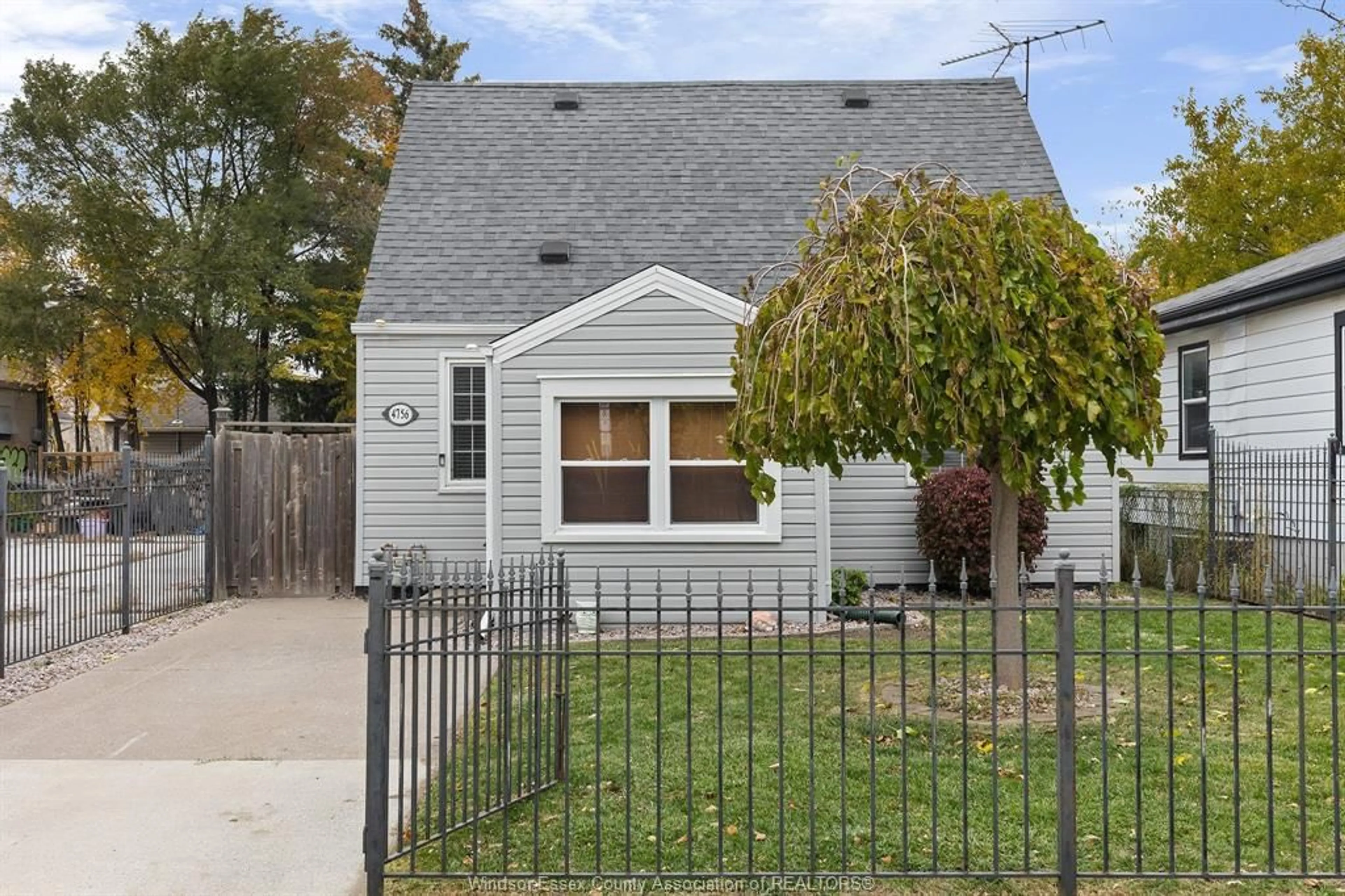 Home with vinyl exterior material, street for 4756 SEMINOLE, Windsor Ontario N8Y 2A1