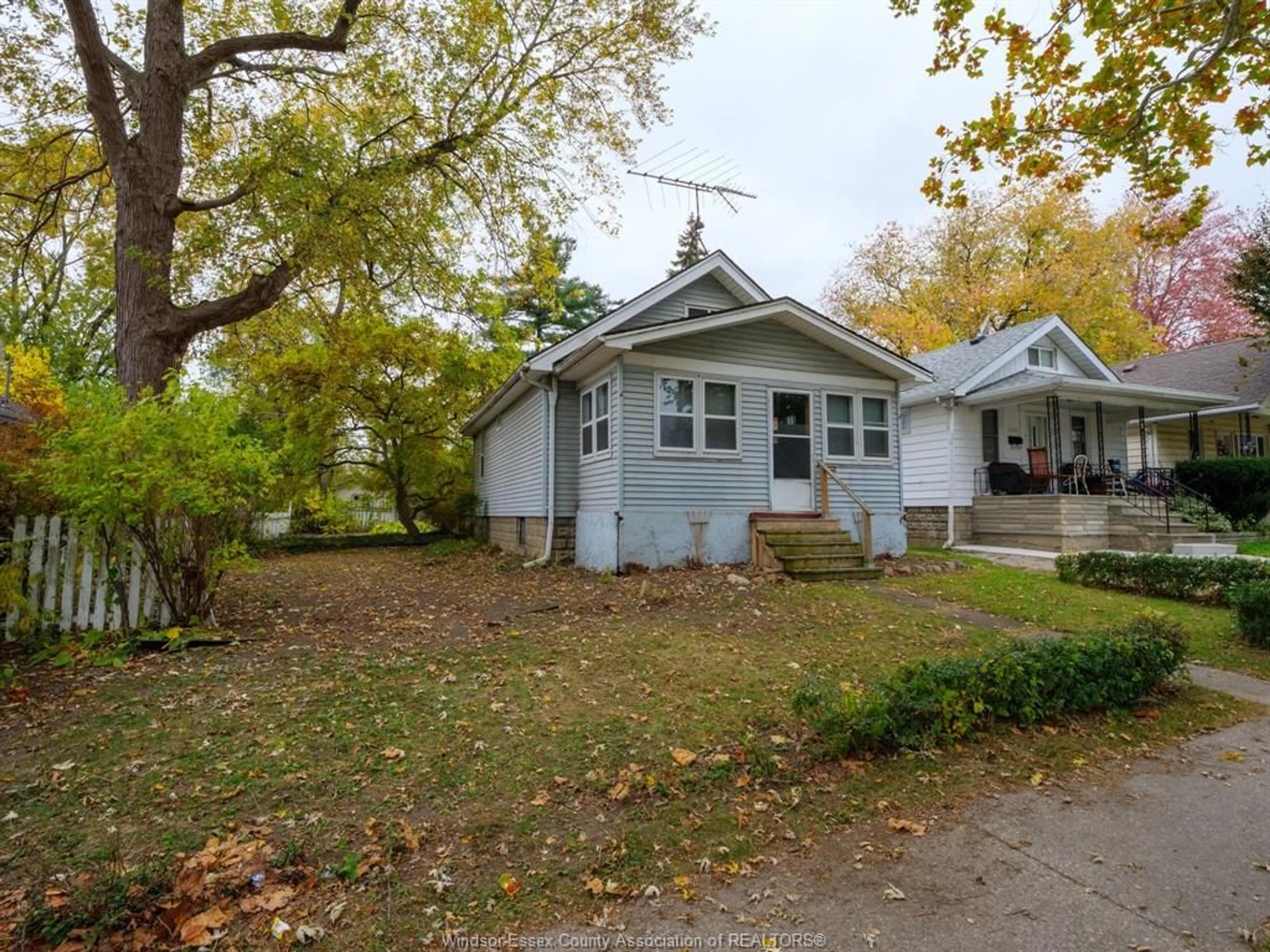 A pic from outside/outdoor area/front of a property/back of a property/a pic from drone, street for 1215 WIGLE Ave, Windsor Ontario N9C 3M9