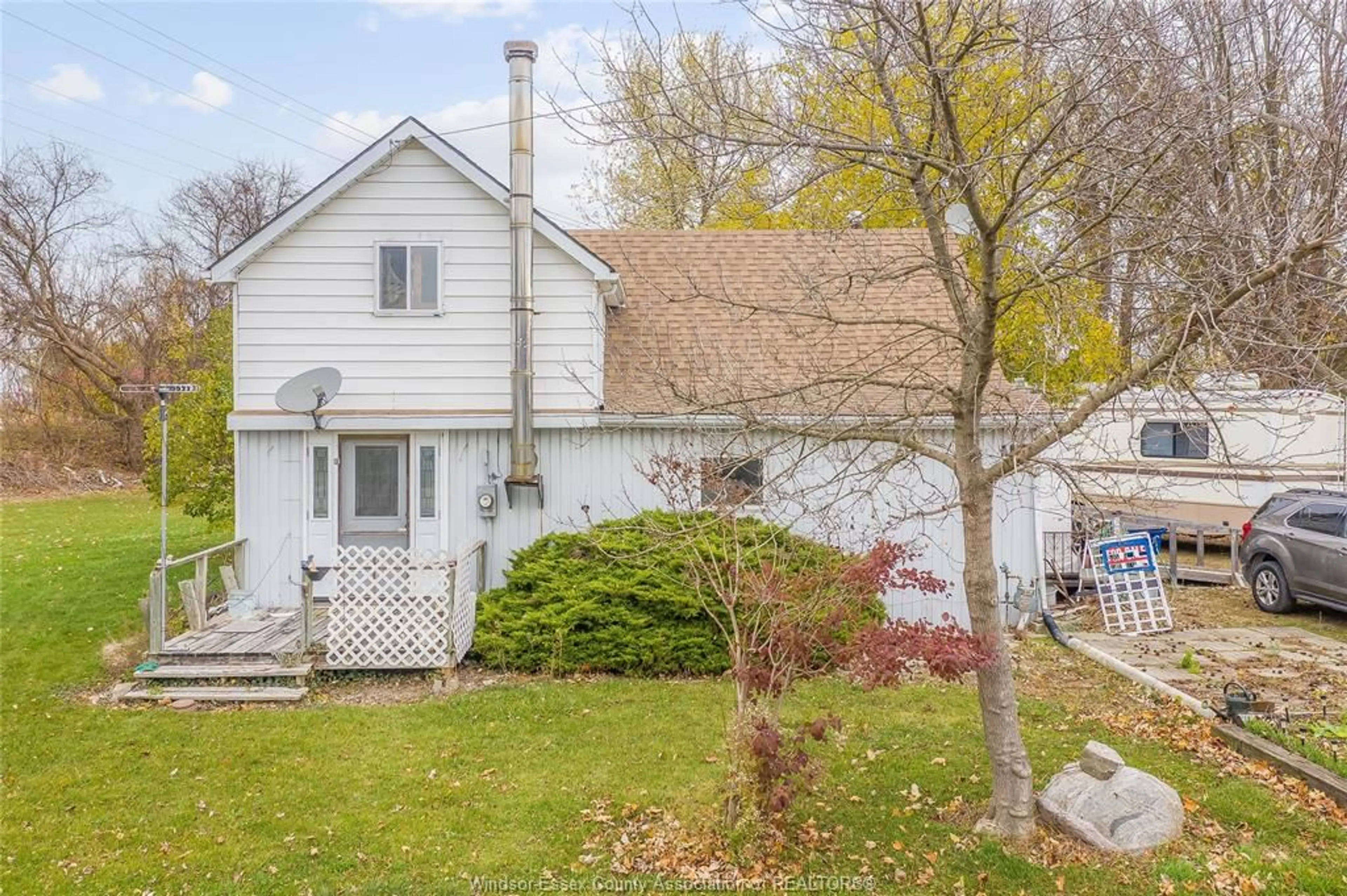 A pic from outside/outdoor area/front of a property/back of a property/a pic from drone, street for 40 ST PERE St, Tilbury Ontario N0P 2L0