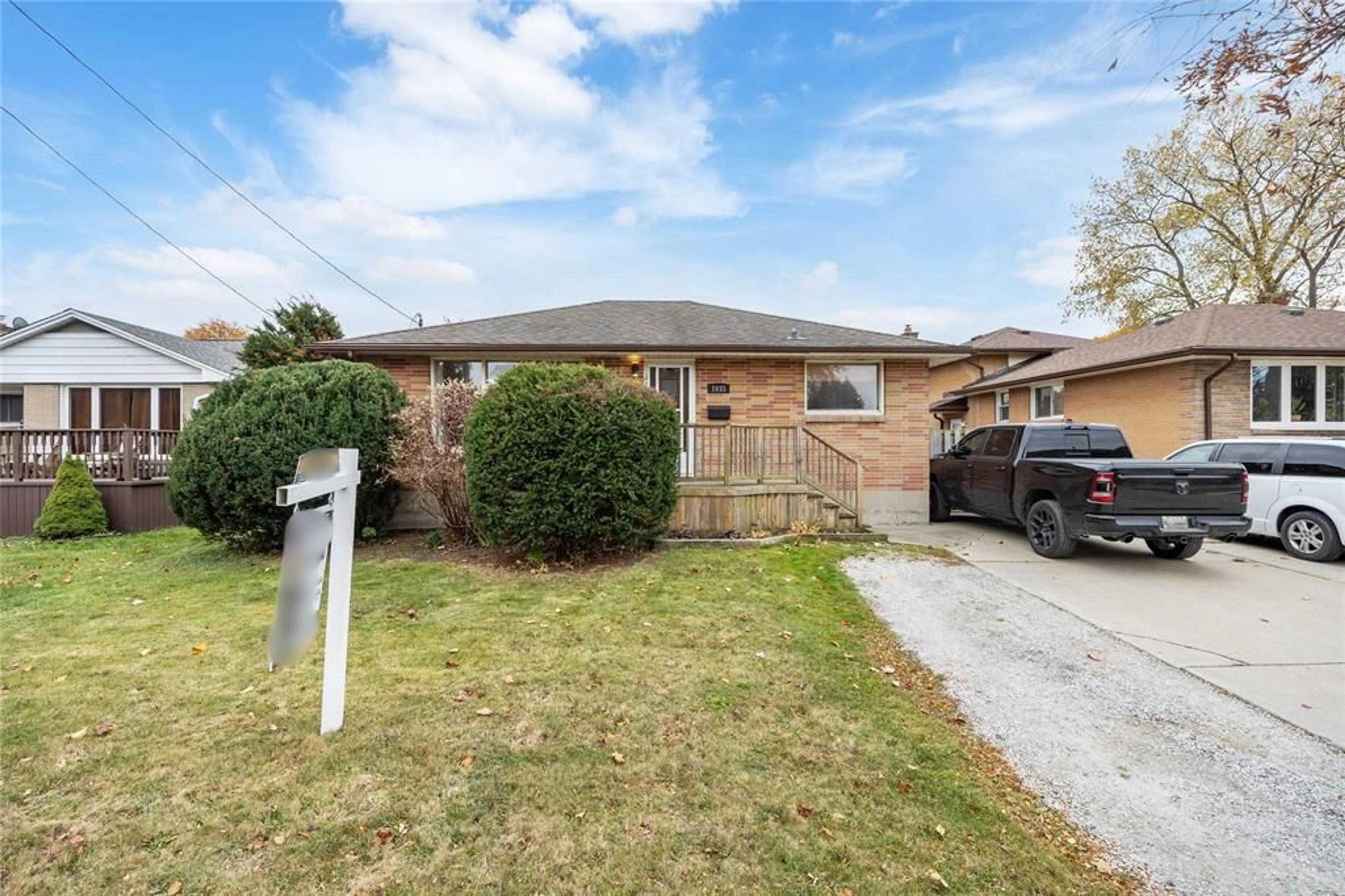 Home with brick exterior material, street for 1035 WELLINGTON St, Sarnia Ontario N7S 1E4