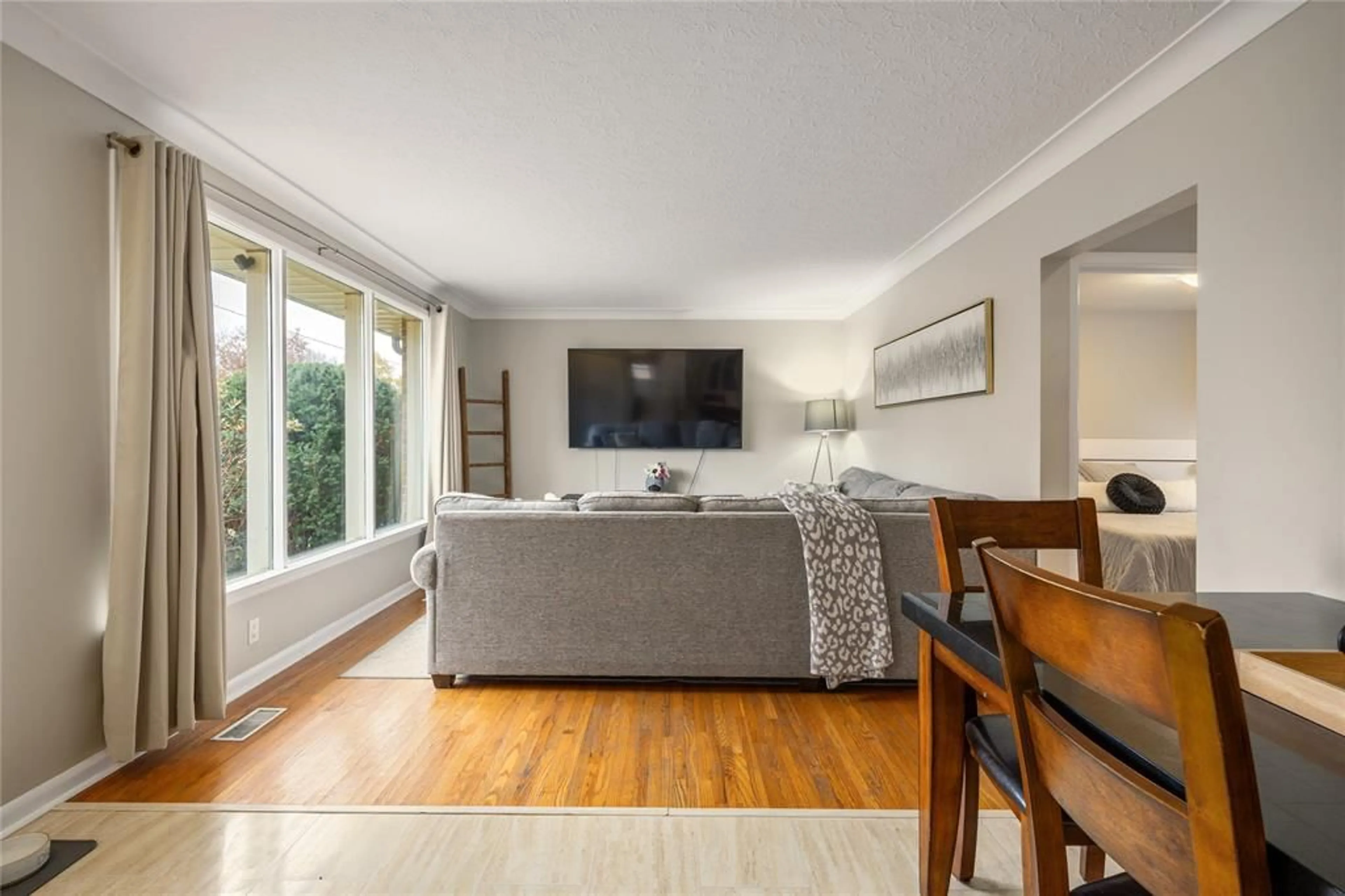 Living room with furniture, wood/laminate floor for 1035 WELLINGTON St, Sarnia Ontario N7S 1E4