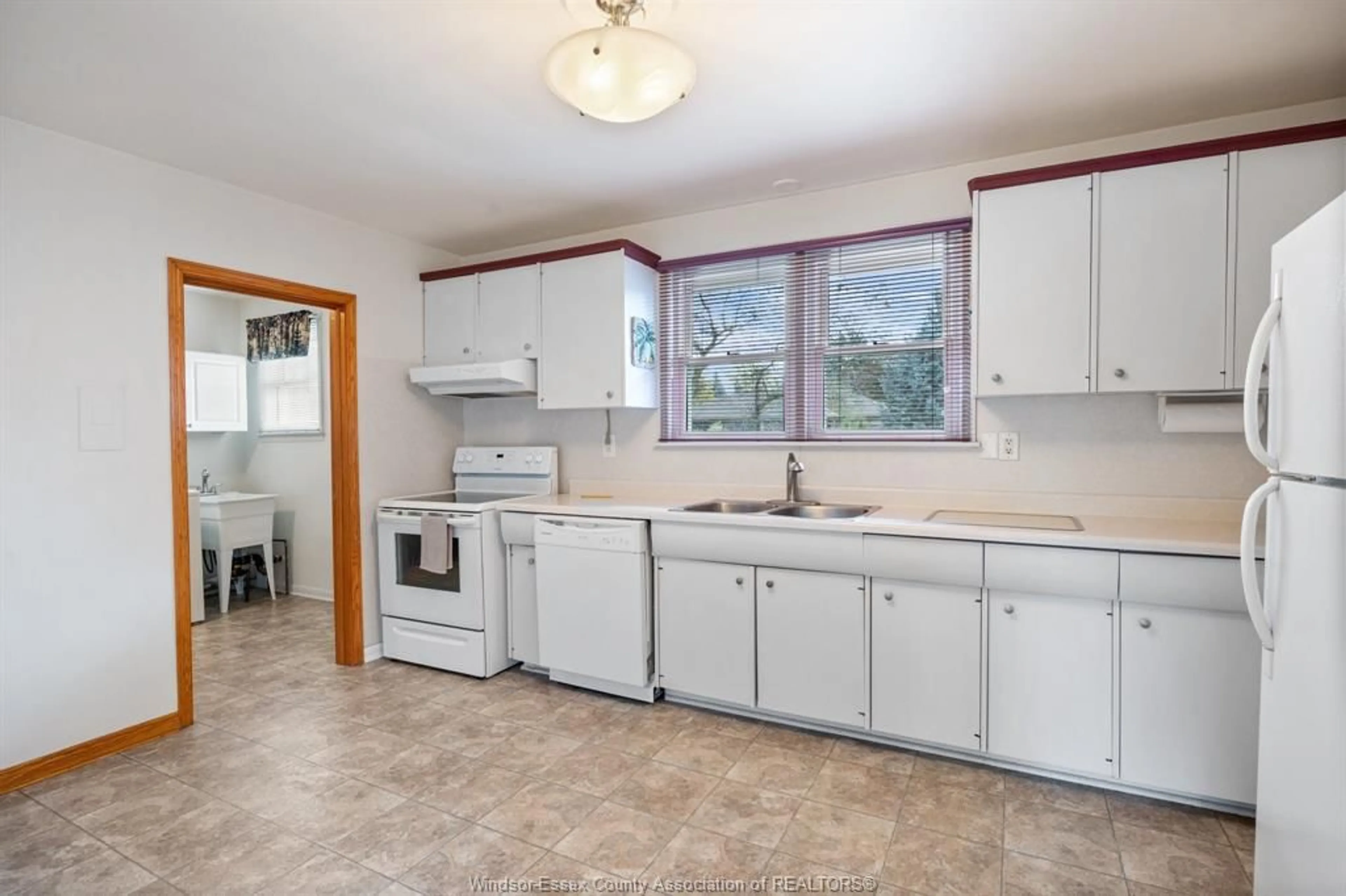 Standard kitchen, ceramic/tile floor for 955 SCOFIELD, Windsor Ontario N9G 1L6