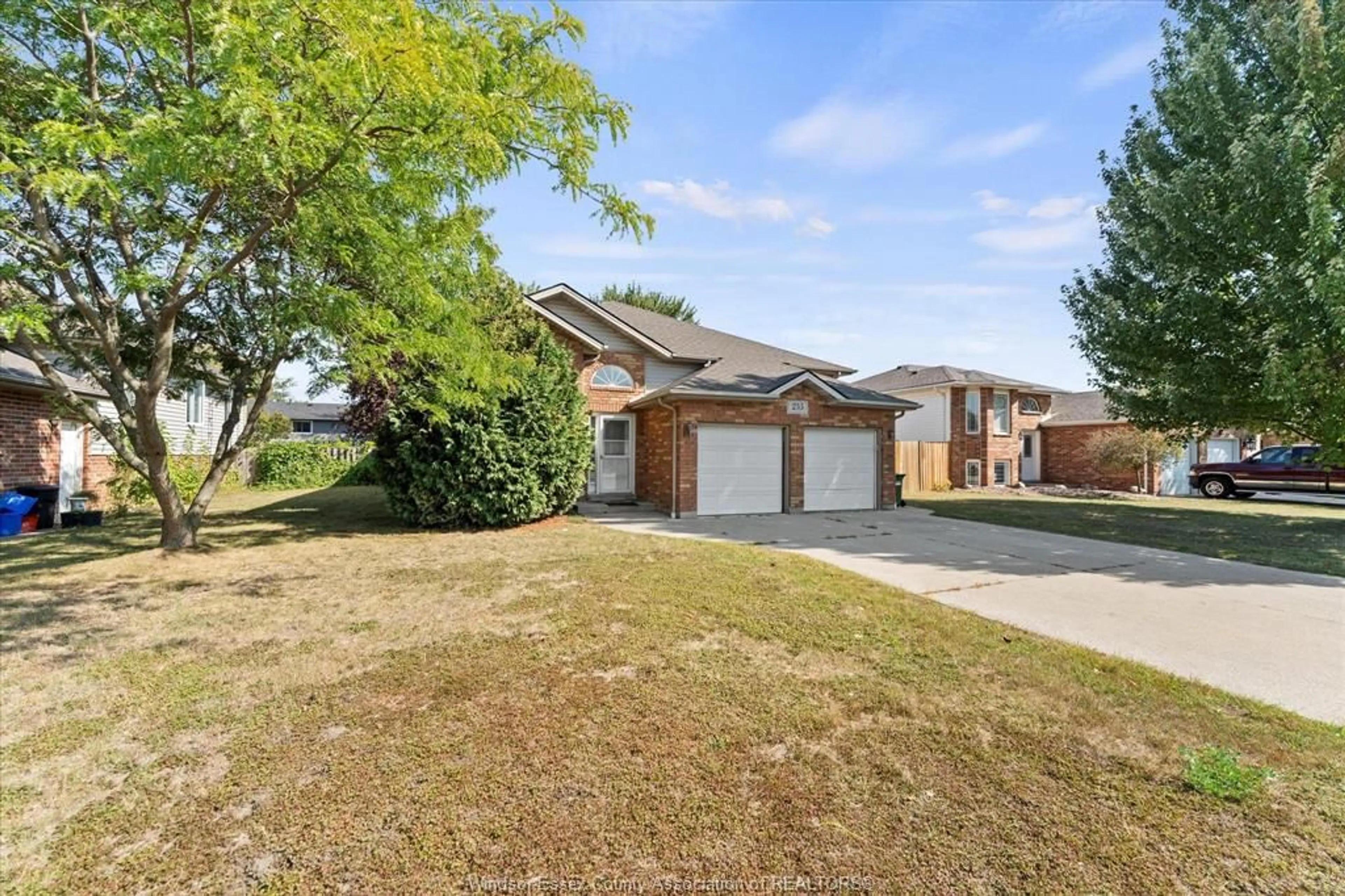 A pic from outside/outdoor area/front of a property/back of a property/a pic from drone, street for 253 FIELDS Ave, LaSalle Ontario N9J 3S3