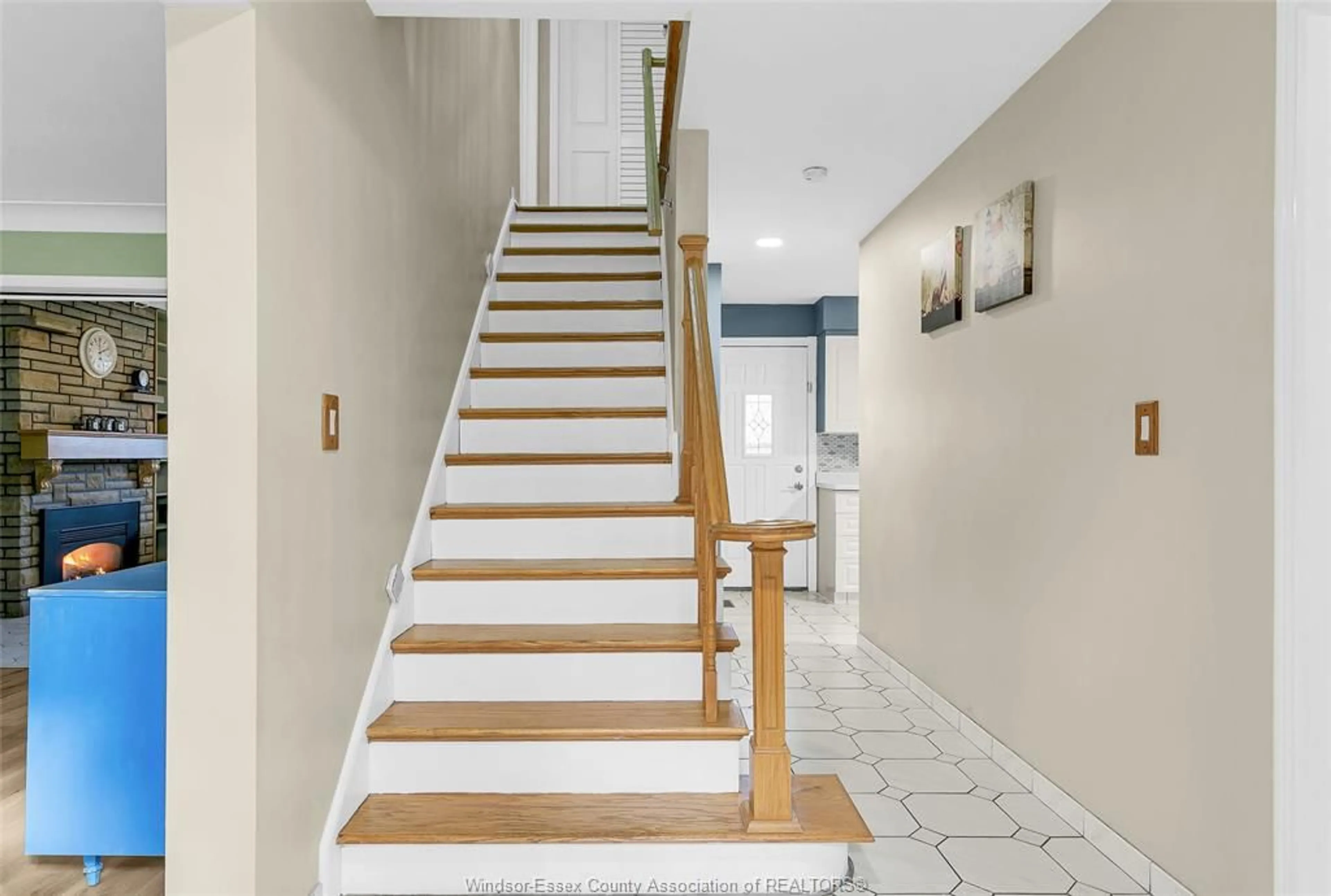 Stairs for 2418 MARK Ave, Windsor Ontario N9E 2W3