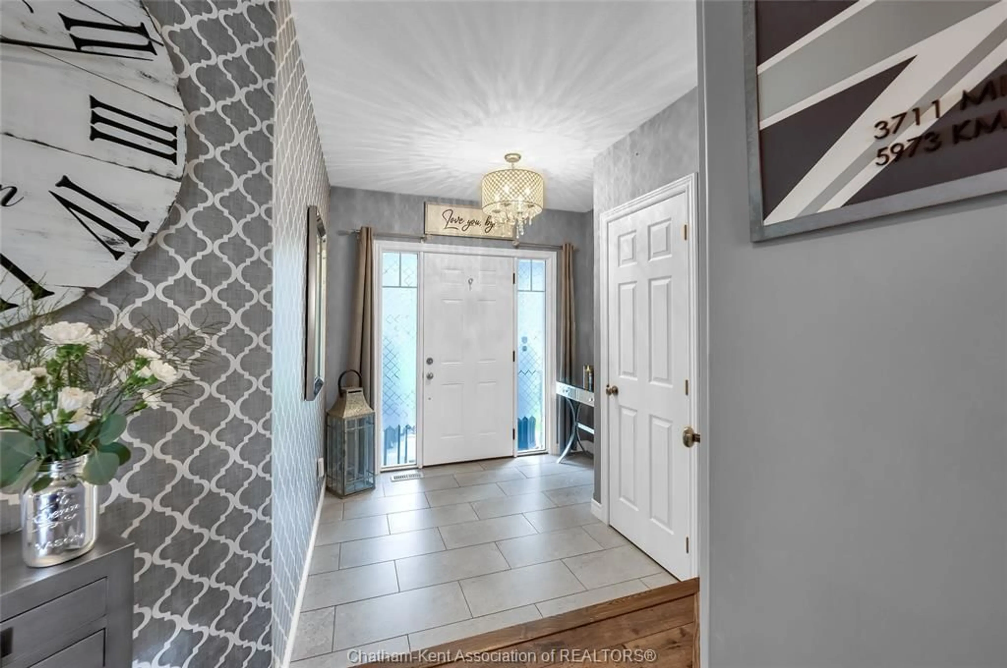 Indoor entryway for 247 HUDSON Dr, Chatham Ontario N7L 0A6