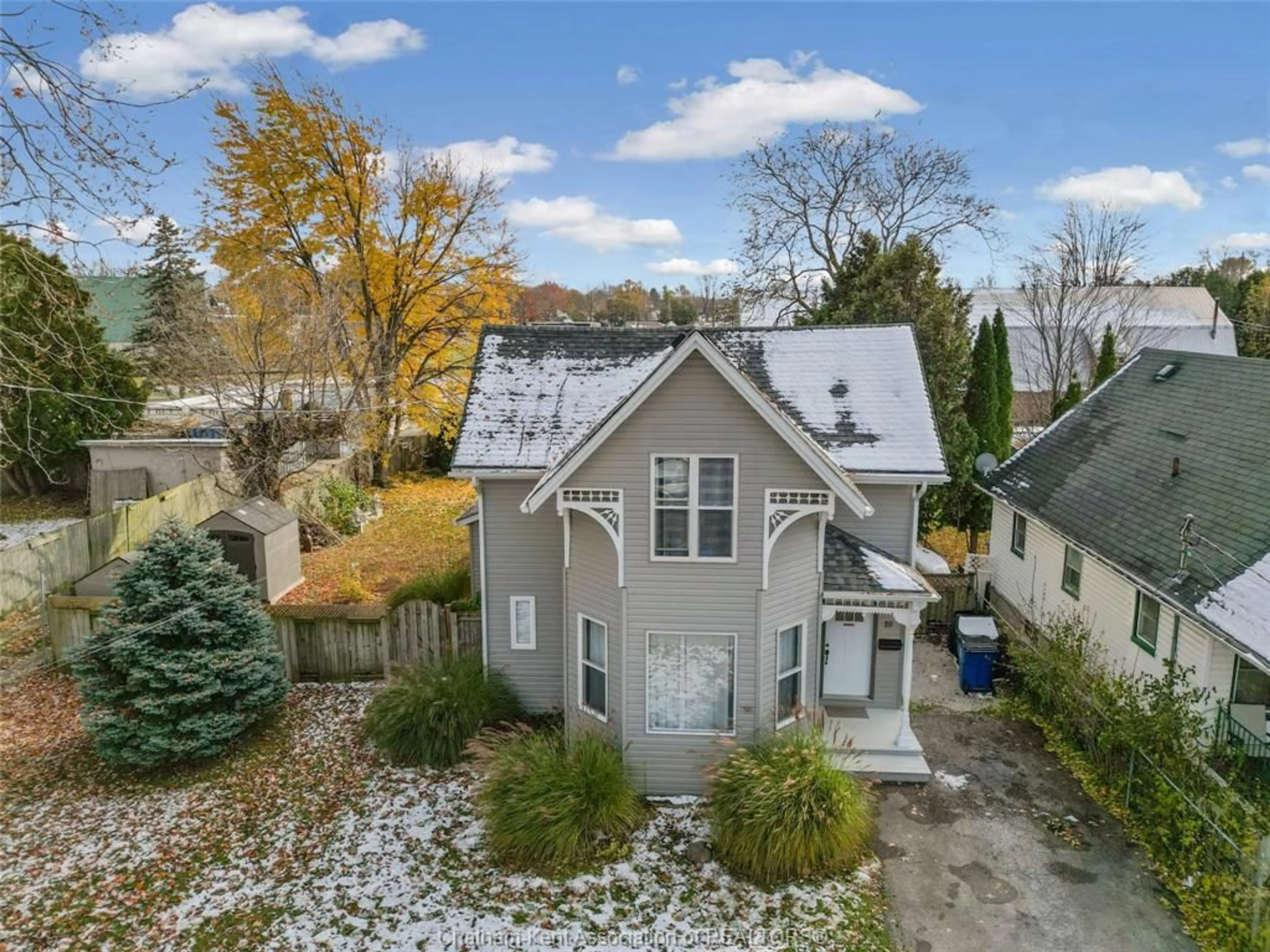 A pic from outside/outdoor area/front of a property/back of a property/a pic from drone, street for 20 Wade St, Chatham Ontario N7M 3T5