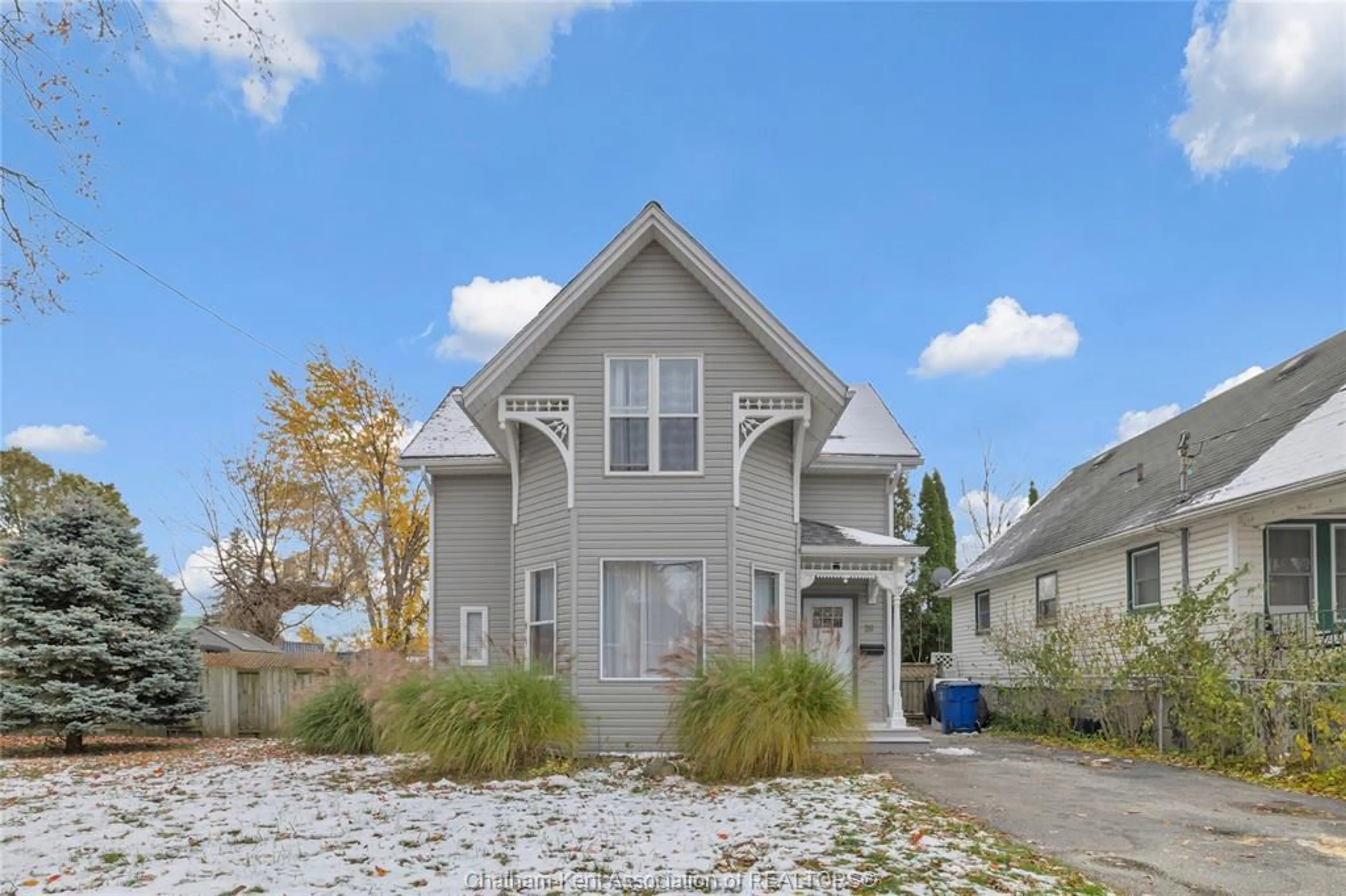 Home with vinyl exterior material, street for 20 Wade St, Chatham Ontario N7M 3T5