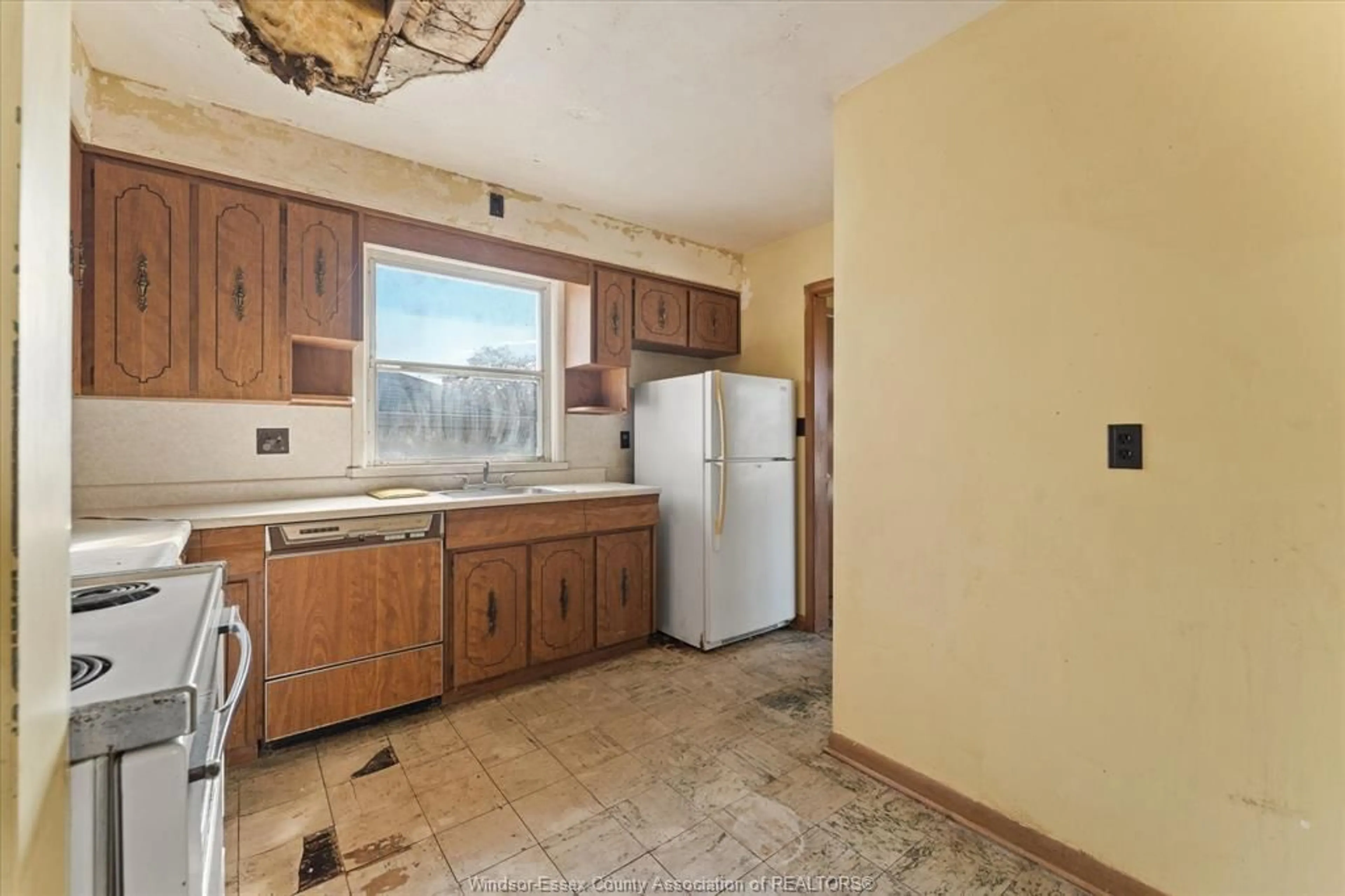 Standard kitchen, ceramic/tile floor for 1318 Virginia, Windsor Ontario N8S 2Z4