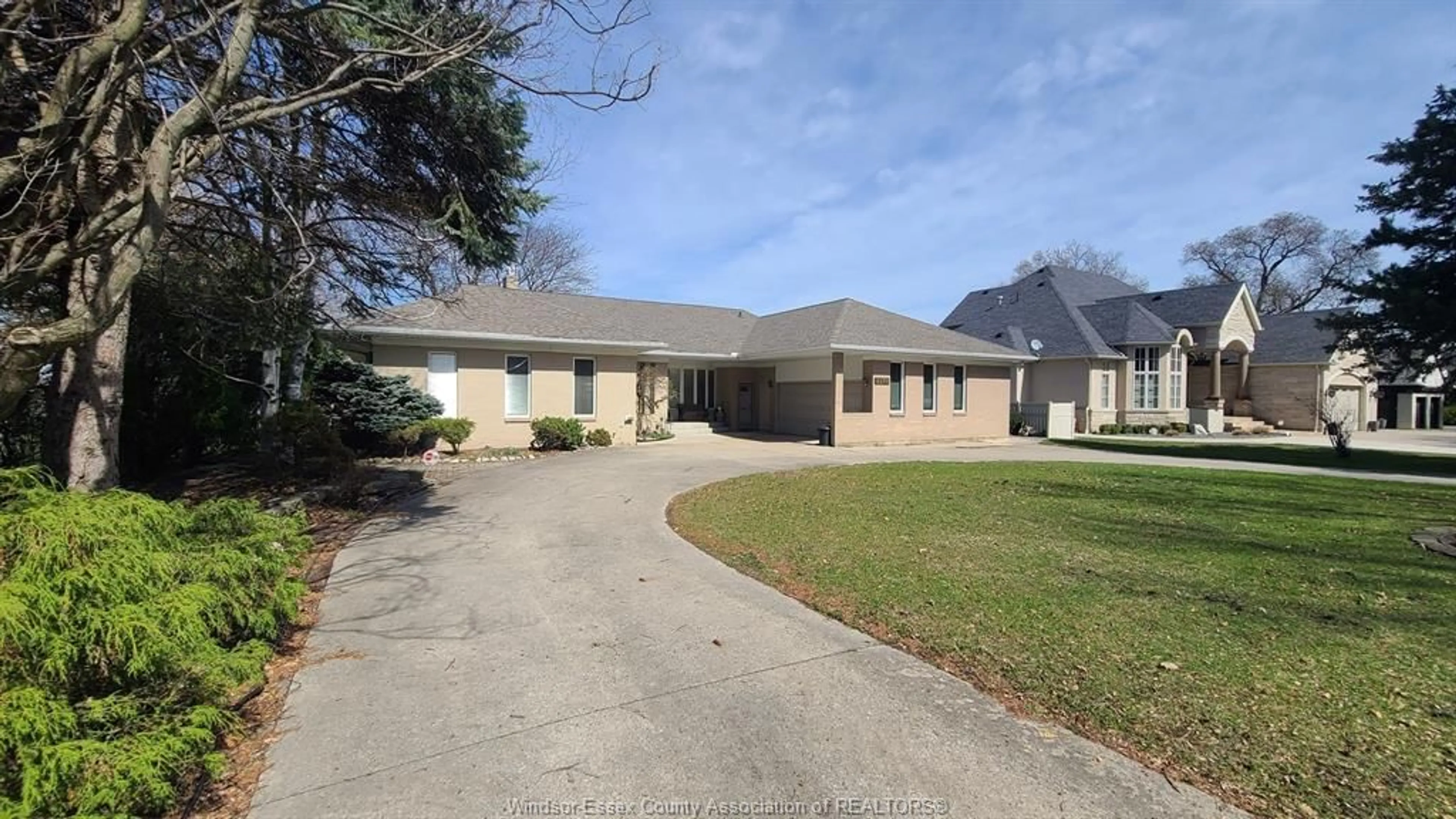 A pic from outside/outdoor area/front of a property/back of a property/a pic from drone, street for 4470 RIVERSIDE Dr, Windsor Ontario N8Y 1B8