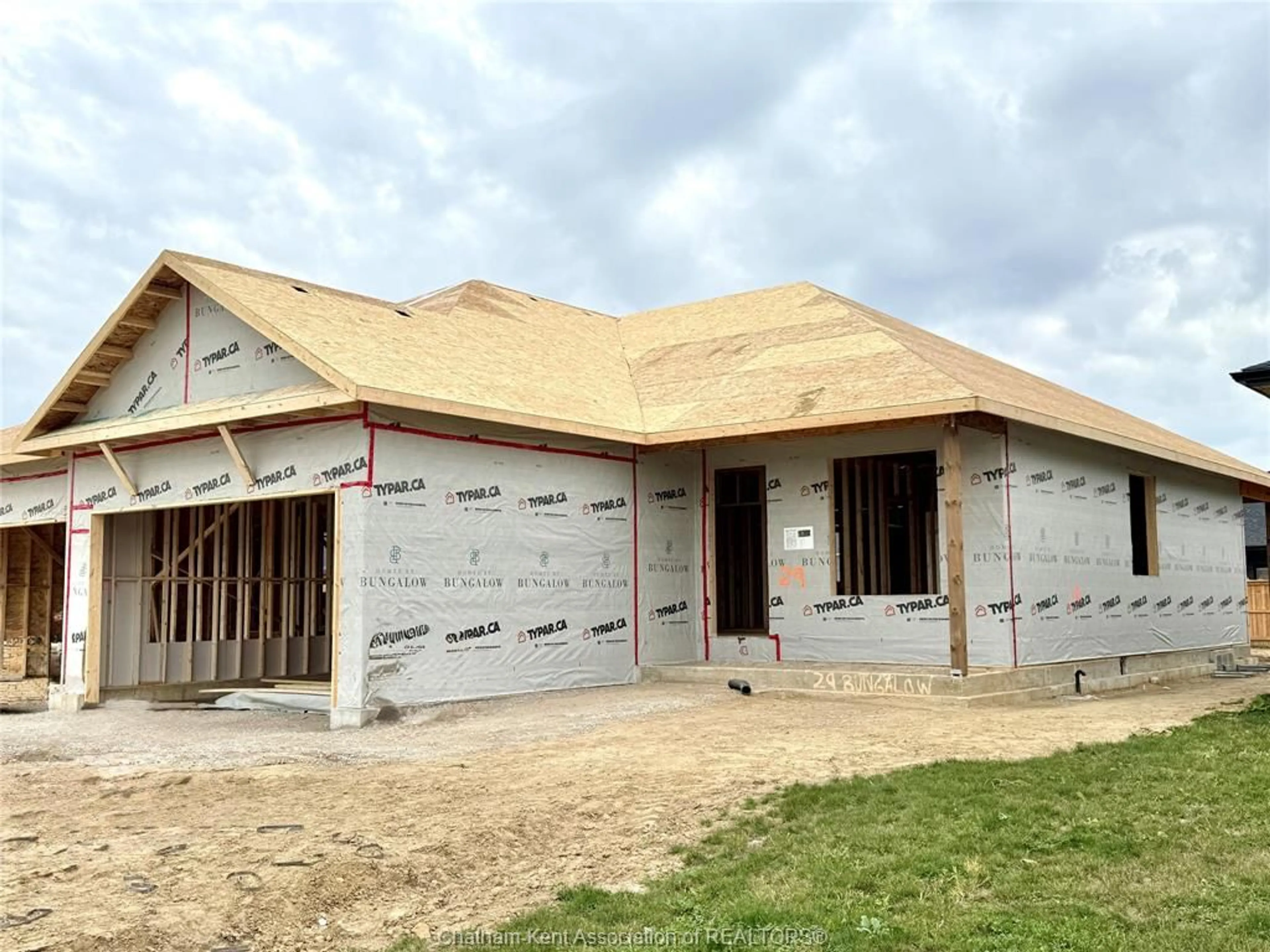 Home with vinyl exterior material, building for 29 Duskridge Rd, Chatham Ontario N7L 0G7