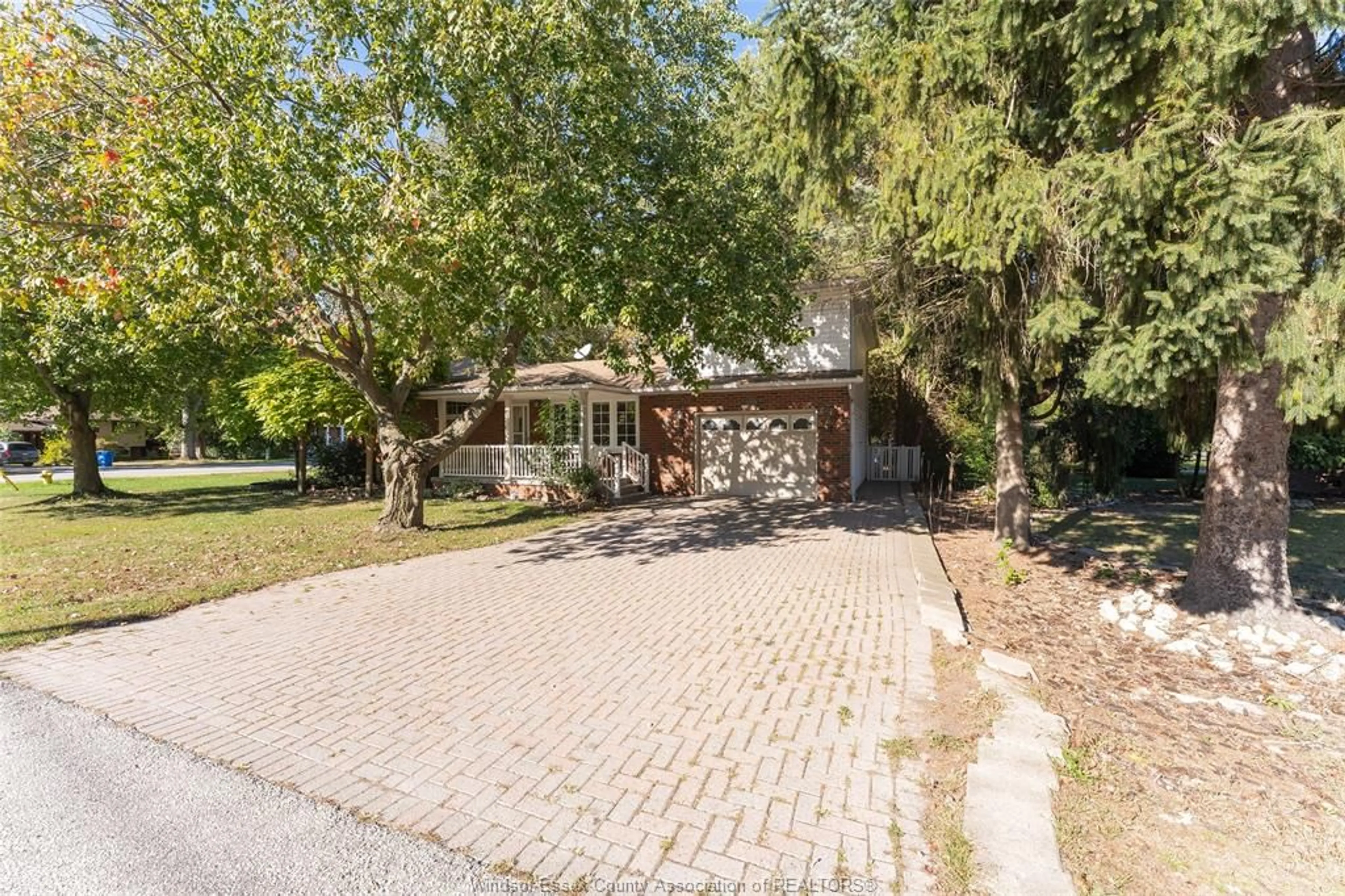 A pic from outside/outdoor area/front of a property/back of a property/a pic from drone, street for 1005 BOUFFARD, LaSalle Ontario N9J 1G8