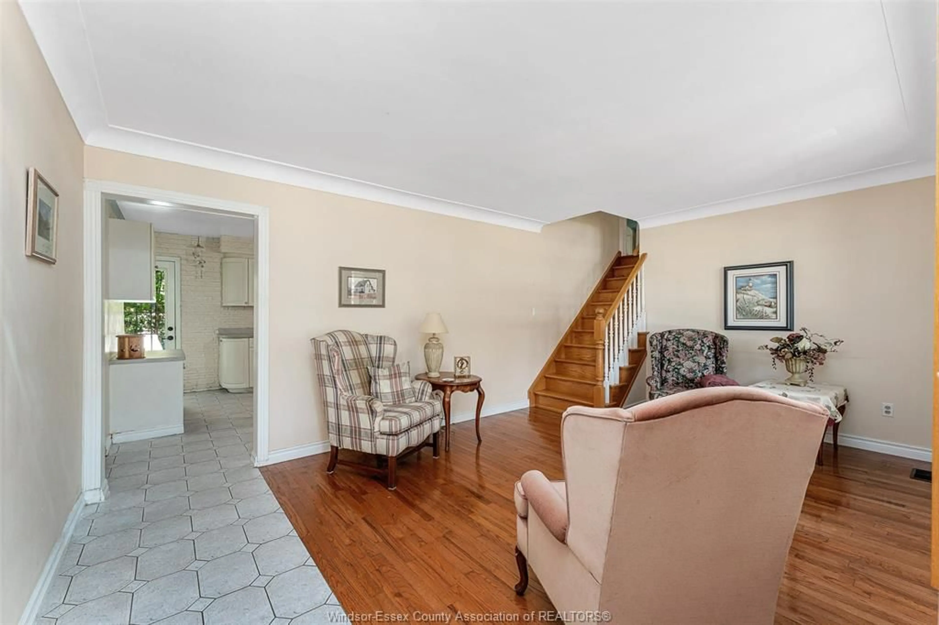 Indoor foyer for 1005 BOUFFARD, LaSalle Ontario N9J 1G8