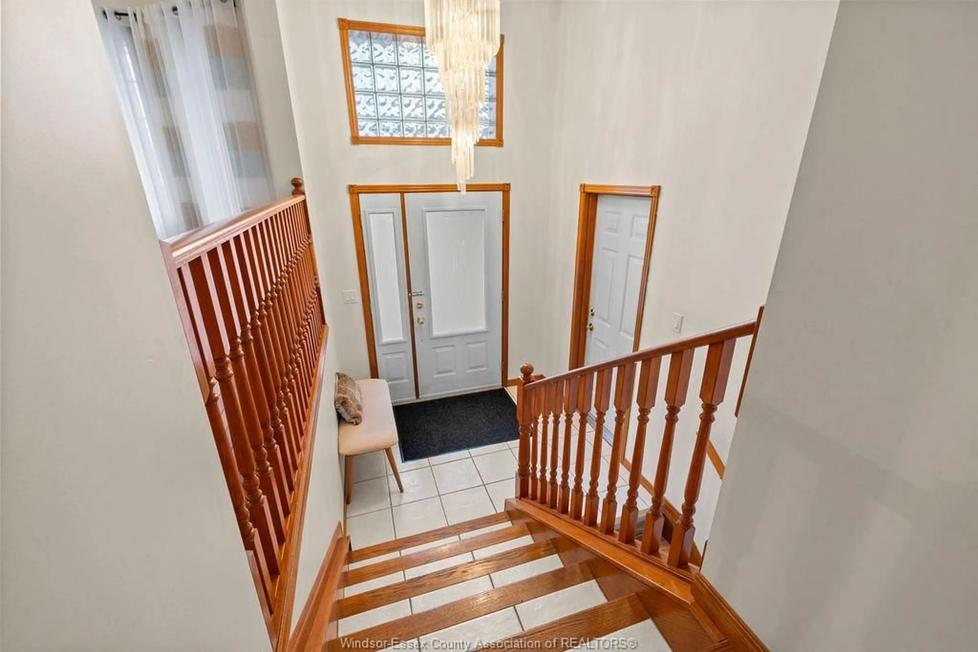 Indoor foyer for 1135 STANLEY St, Windsor Ontario N8X 5A1