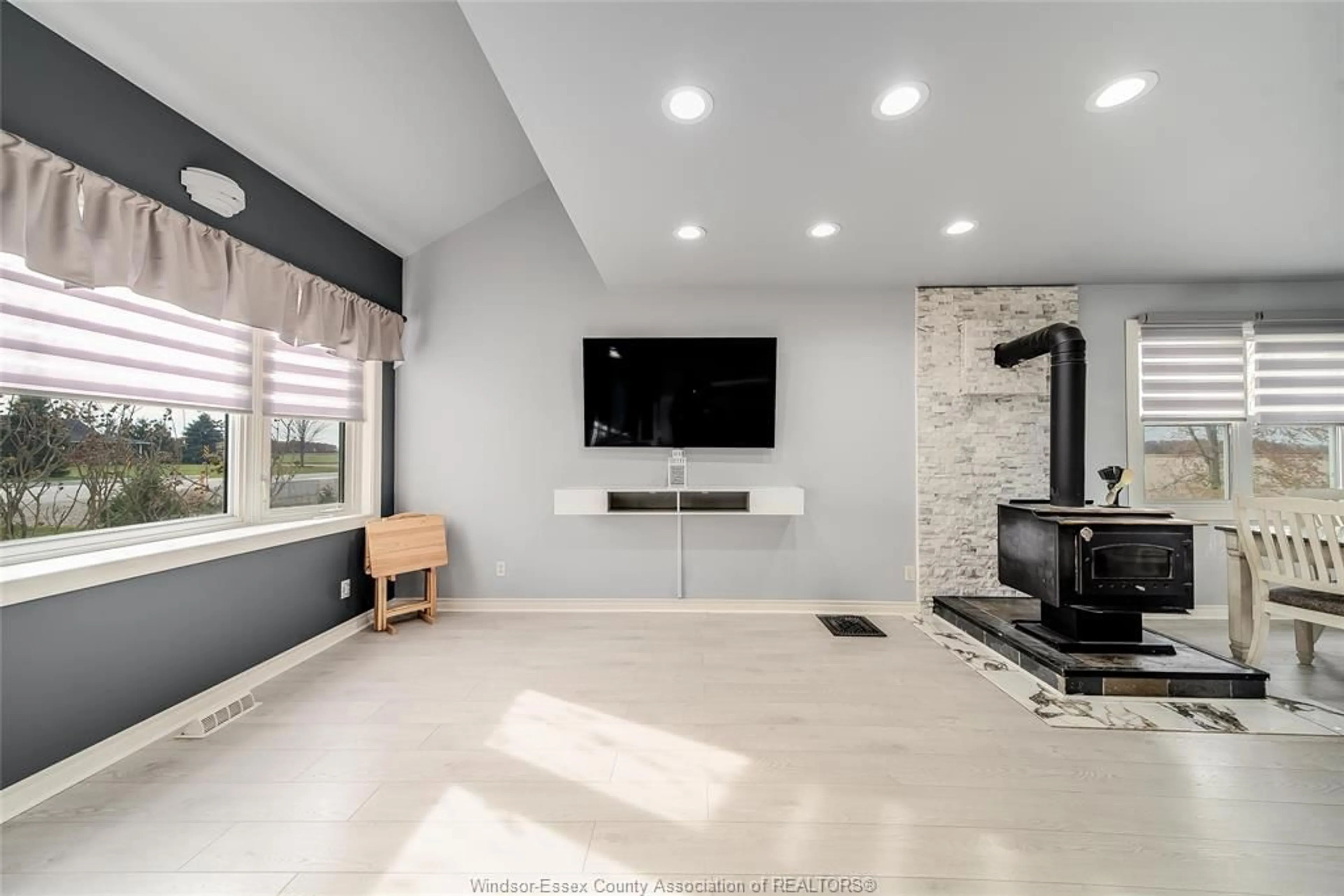 Home theater for 615 ROAD 11, Kingsville Ontario N0R 1V0