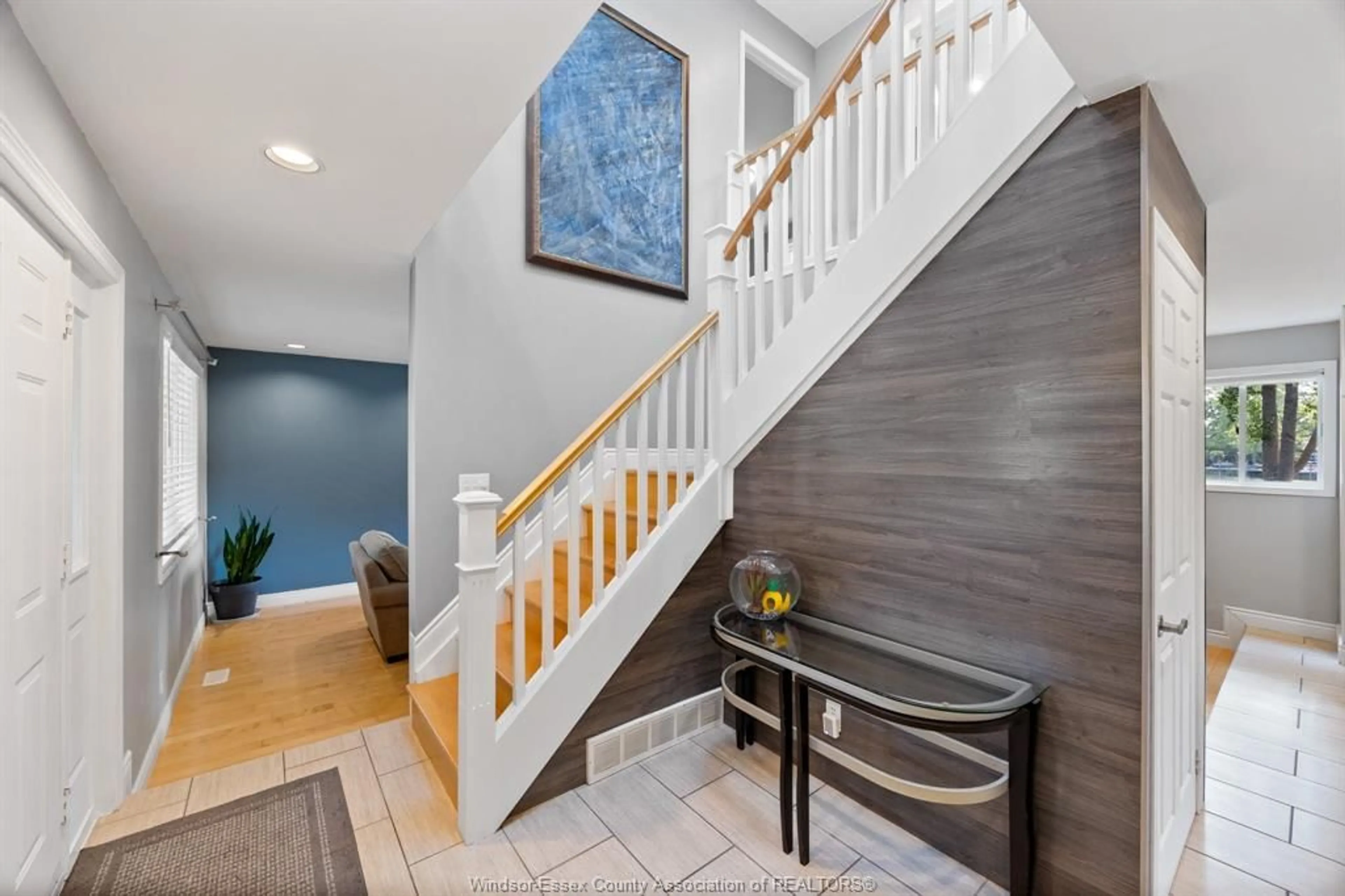 Indoor entryway for 237 EAST PUCE, Lakeshore Ontario N0R 1A0