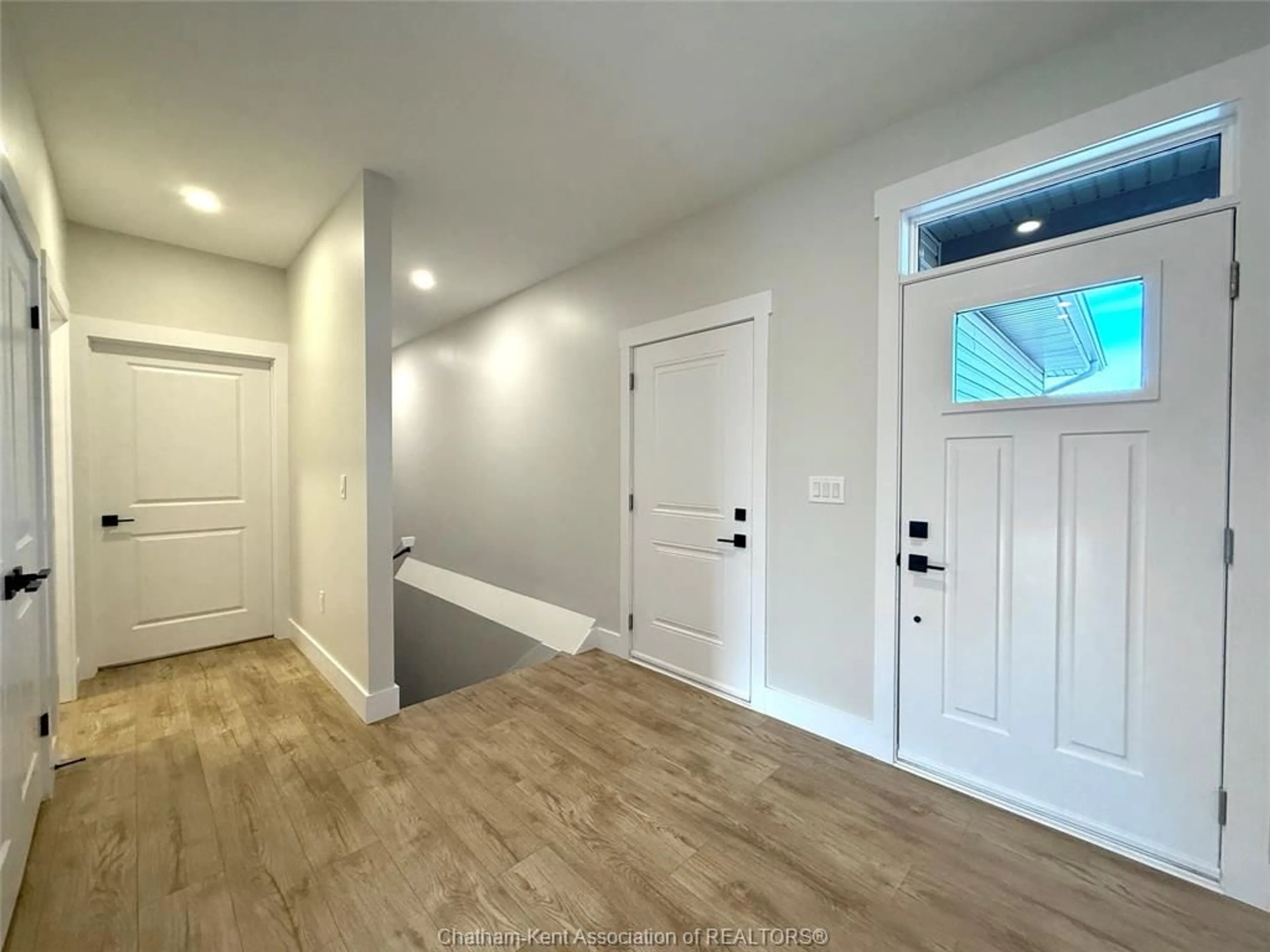 Indoor entryway for 33 Duskridge Rd, Chatham Ontario N7L 0G7