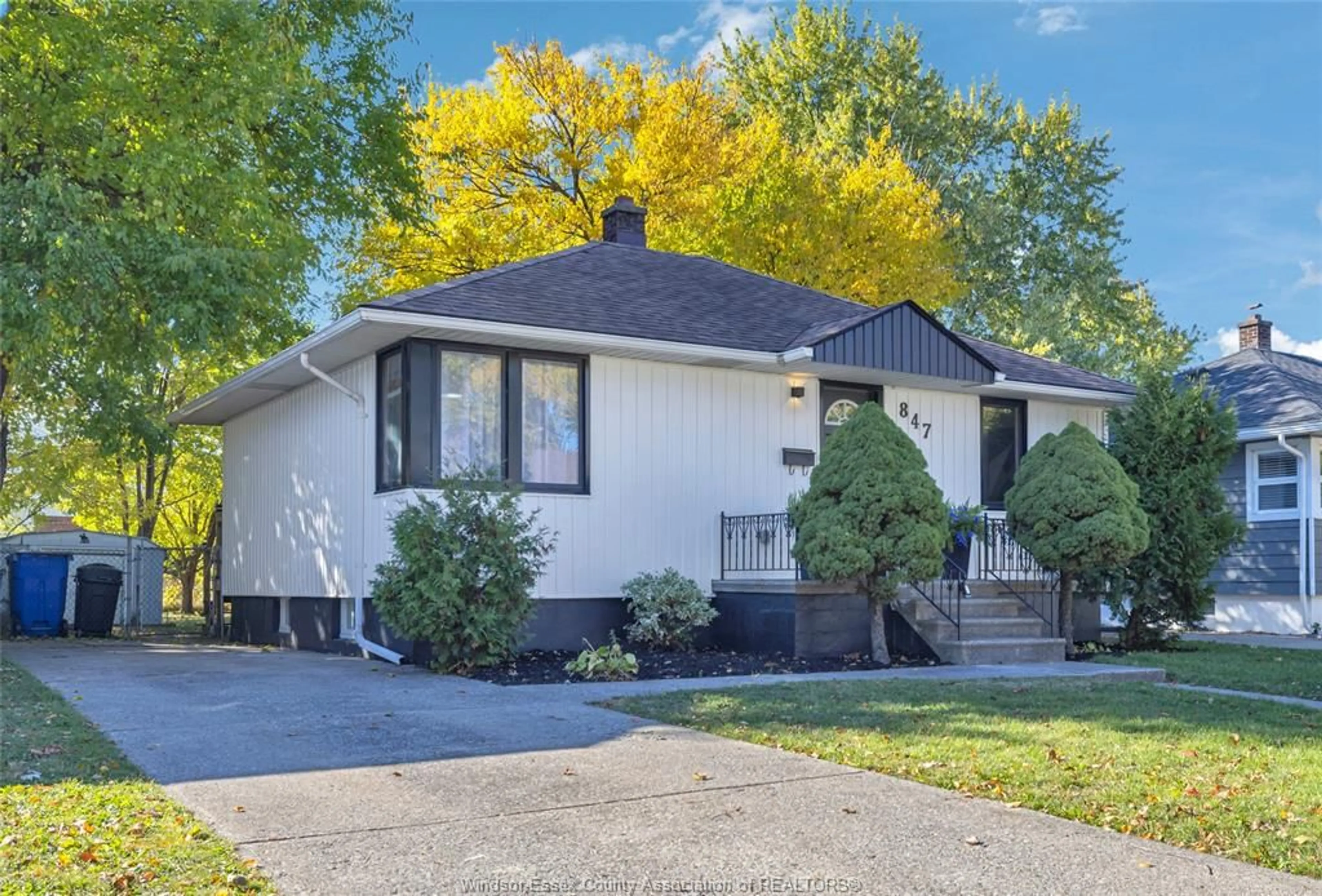 Home with vinyl exterior material, street for 847 FRANCOIS Crt, Windsor Ontario N8Y 3W5