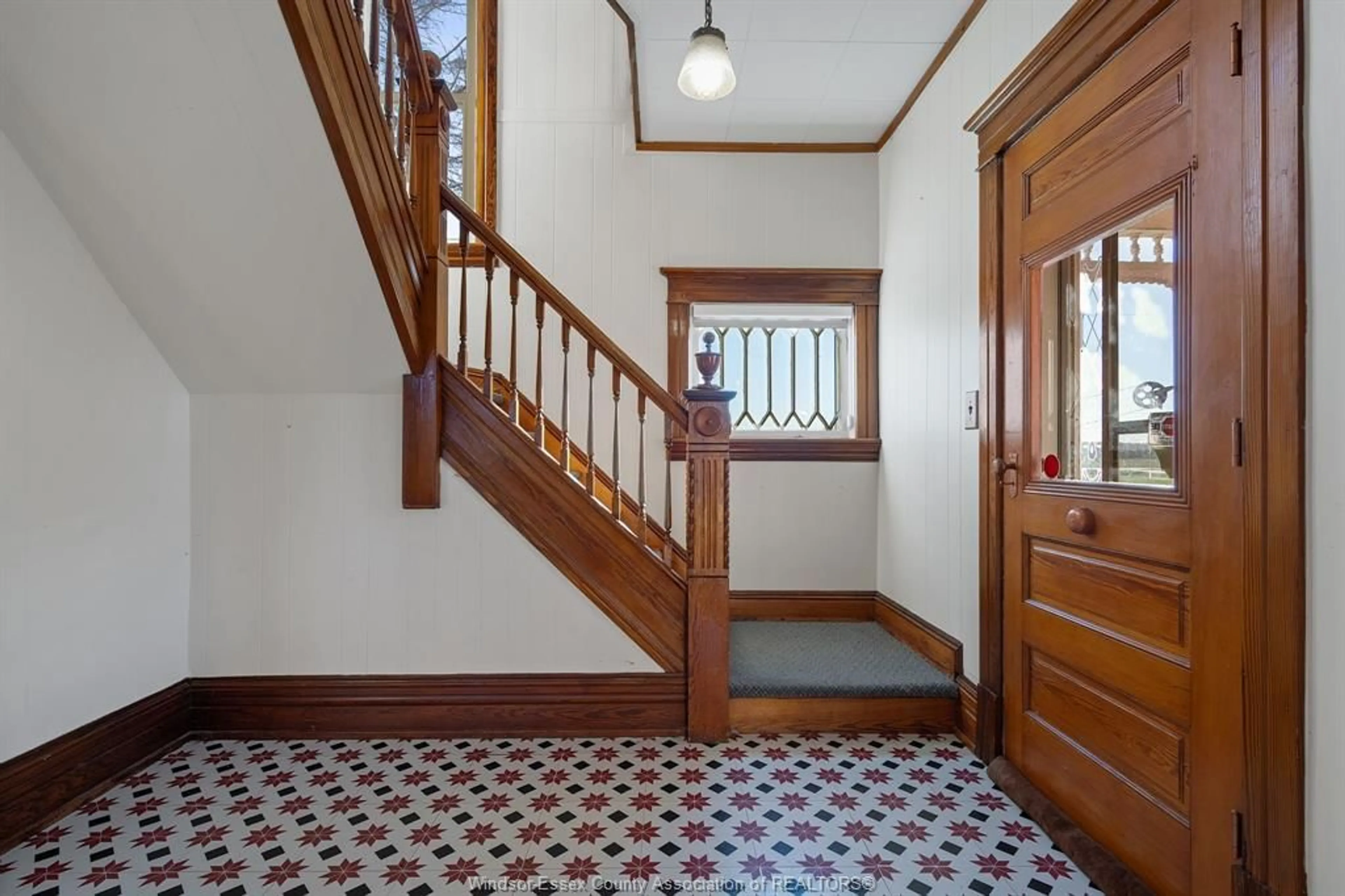 Indoor foyer for 1831 MERSEA ROAD 10, Leamington Ontario N0P 2J0