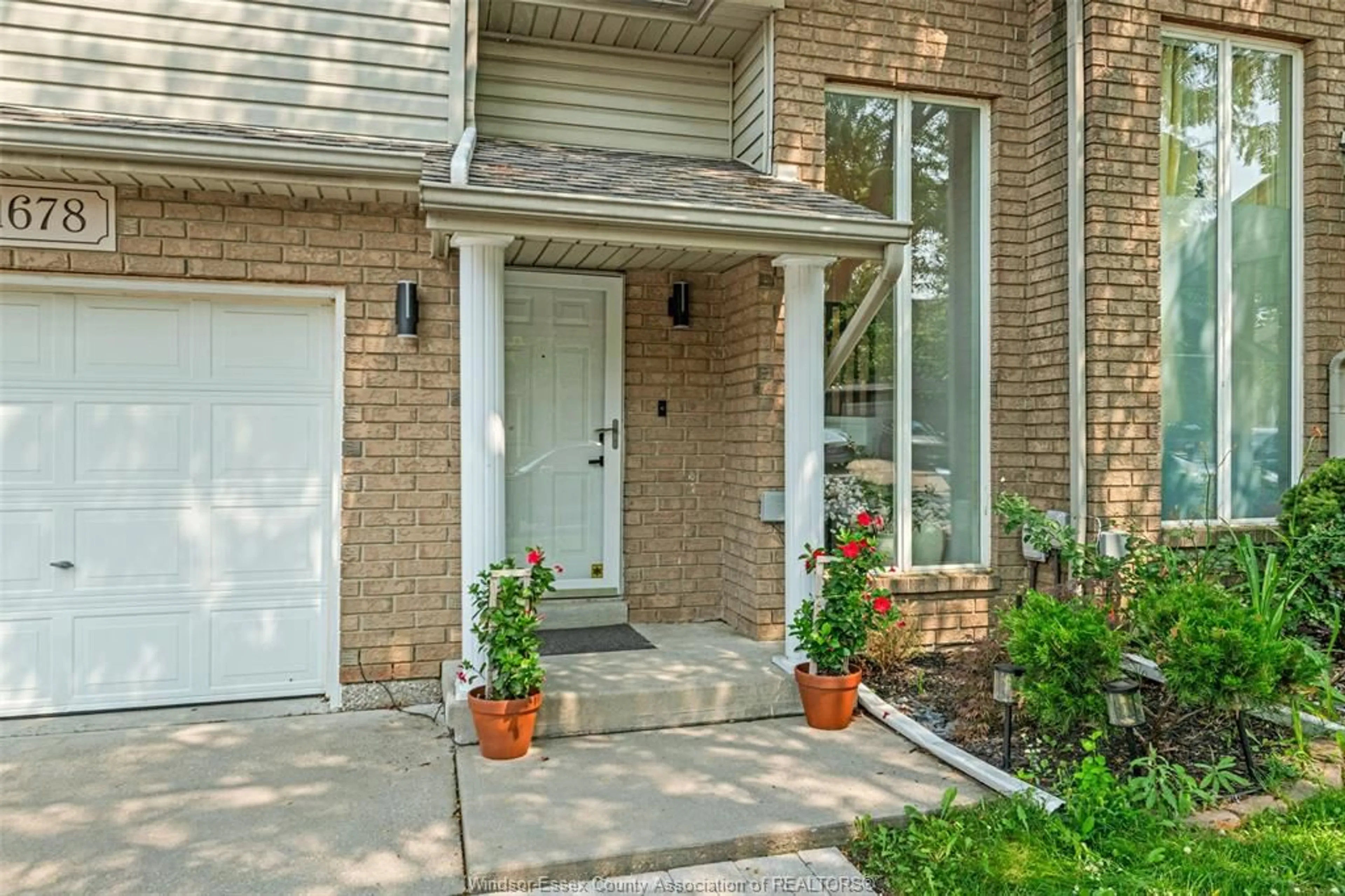 Indoor entryway for 1678 FIELDCREST, Tecumseh Ontario N8N 4Z8