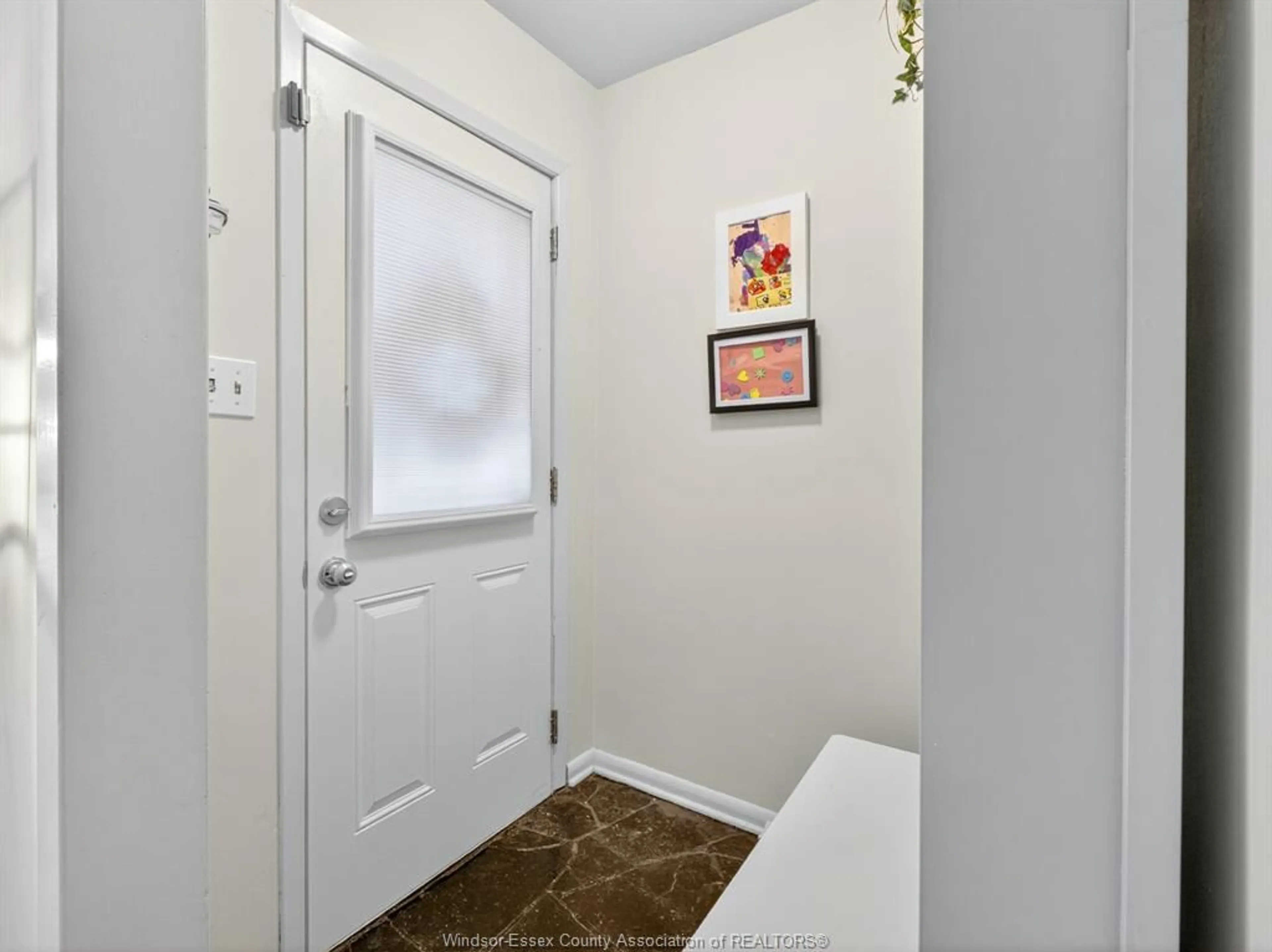 Indoor entryway for 559 OAK St, Windsor Ontario N9A 5E7