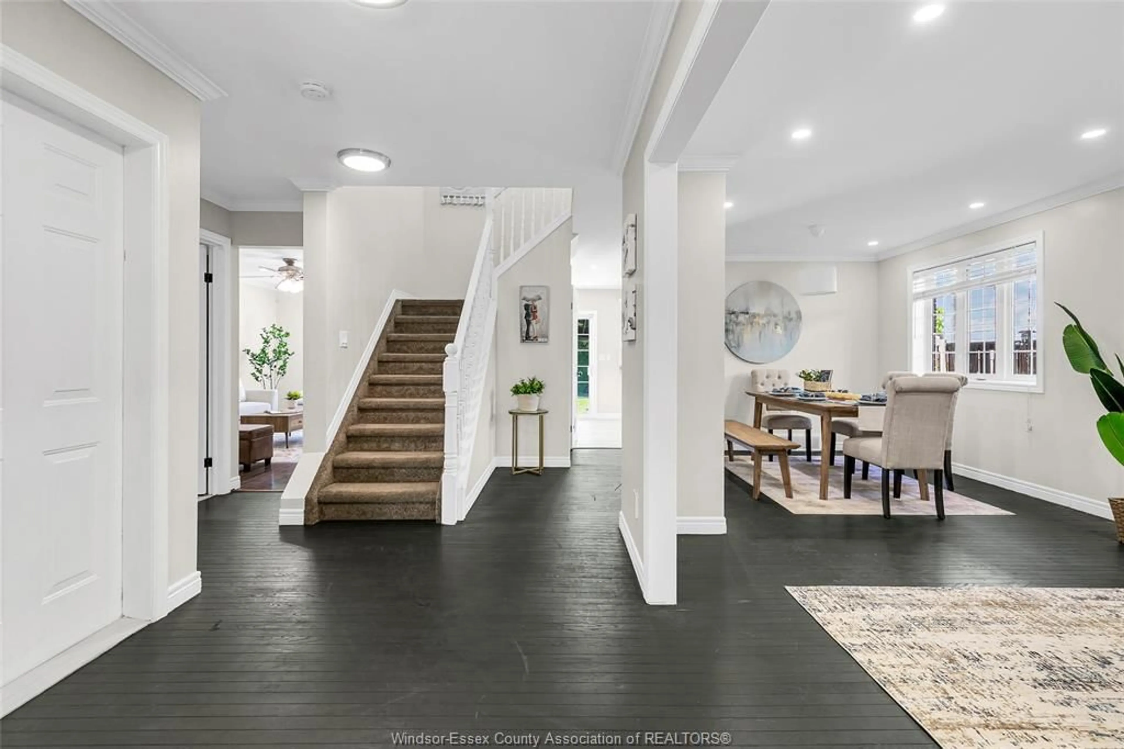 Indoor entryway for 1459 CLOVER Ave, Windsor Ontario N8P 1R2