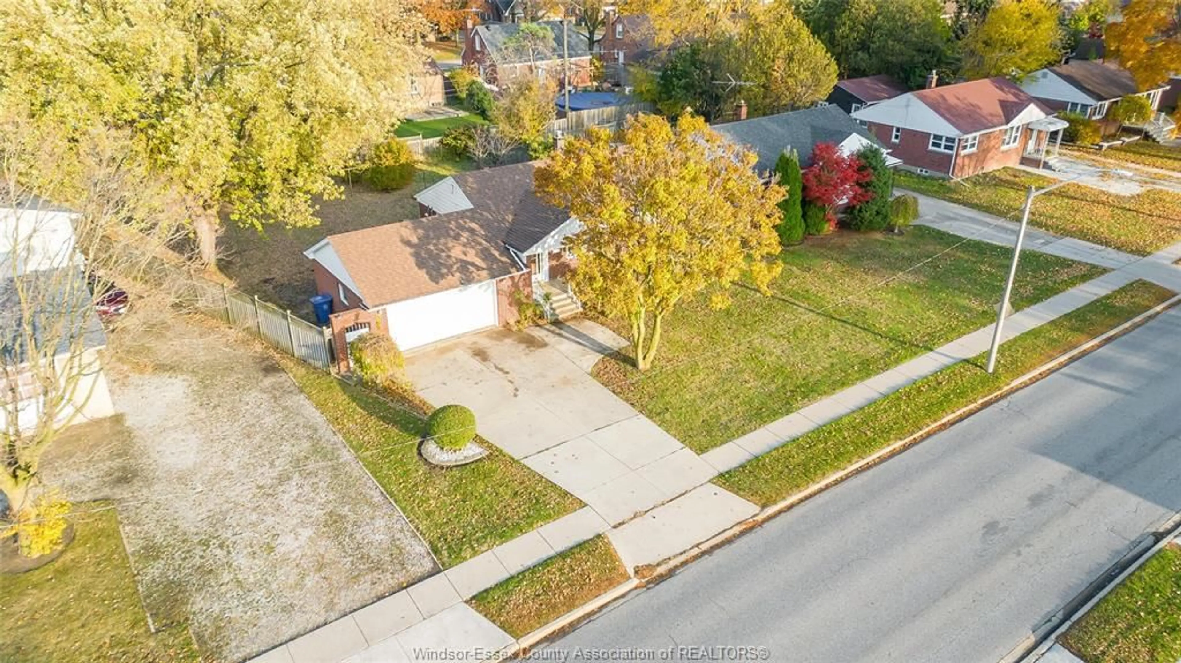 A pic from outside/outdoor area/front of a property/back of a property/a pic from drone, street for 3098 DOMINION Blvd, Windsor Ontario N9E 2N4